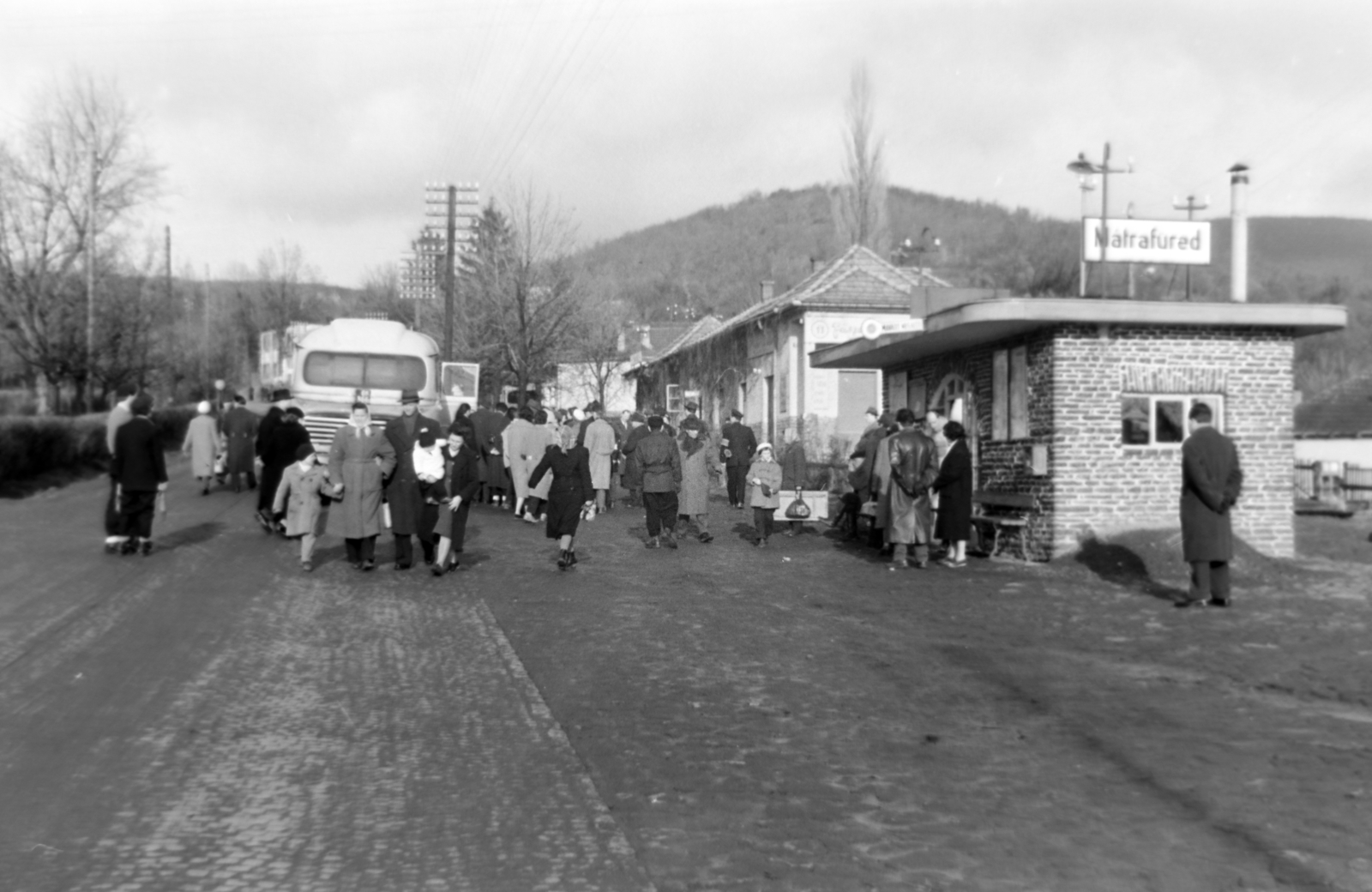 Hungary, Mátrafüred, háttérben a Muzsla-hegy., 1960, Dénes János, Ikarus-brand, bus stop, cobblestones, Fortepan #200124