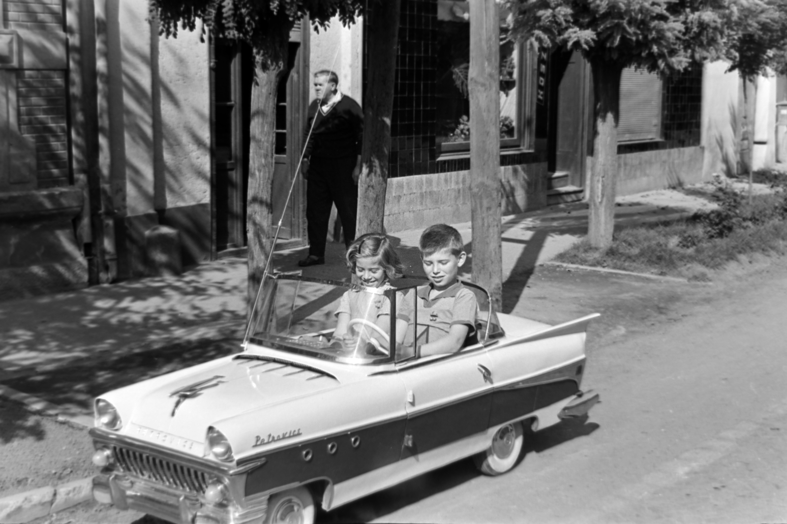 Hungary, Tata, Hajdu utca, az 50 cm3 -es Berva benzines motorral hajtott gyermekautó, alkotója Petrovics Lőrinc a járdán sétál., 1962, Dénes János, toy, kids, Fortepan #200154