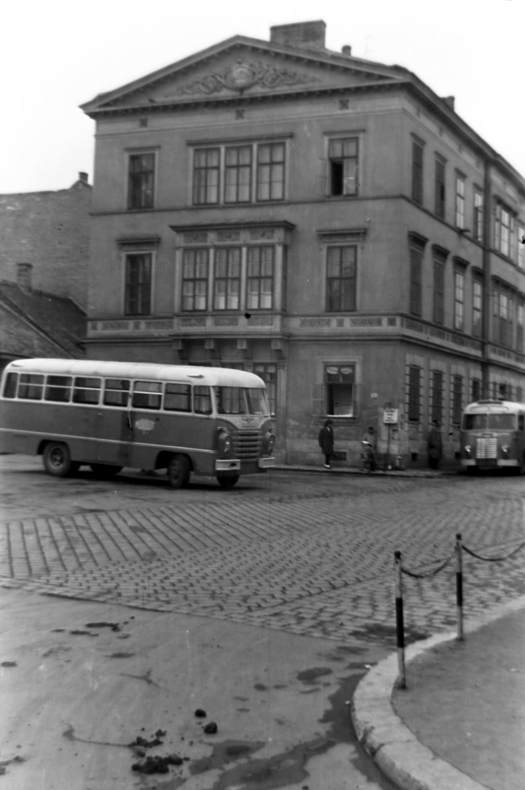 Magyarország, Sopron, autóbusz-végállomás az Ógabona téren a Lackner Kristóf utcától nézve, az autóbusz mögött a Színház utca torkolata., 1962, Dénes János, autóbusz, MÁVAUT-szervezet, ÁMG-márka, Fortepan #200173