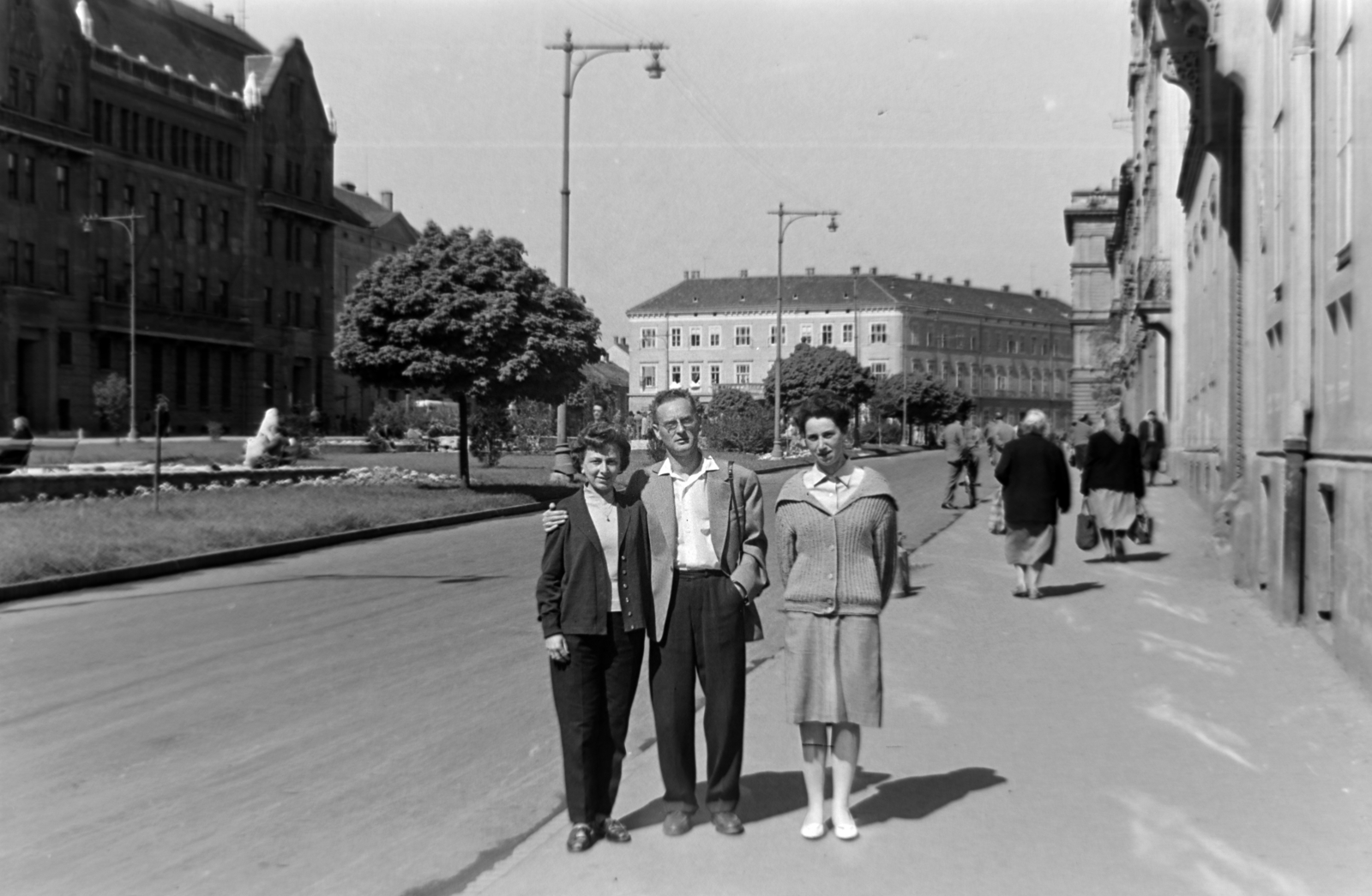 Hungary, Sopron, Széchenyi tér, balra a Postapalota, középen szemben az Újhelyi-ház., 1962, Dénes János, Fortepan #200178