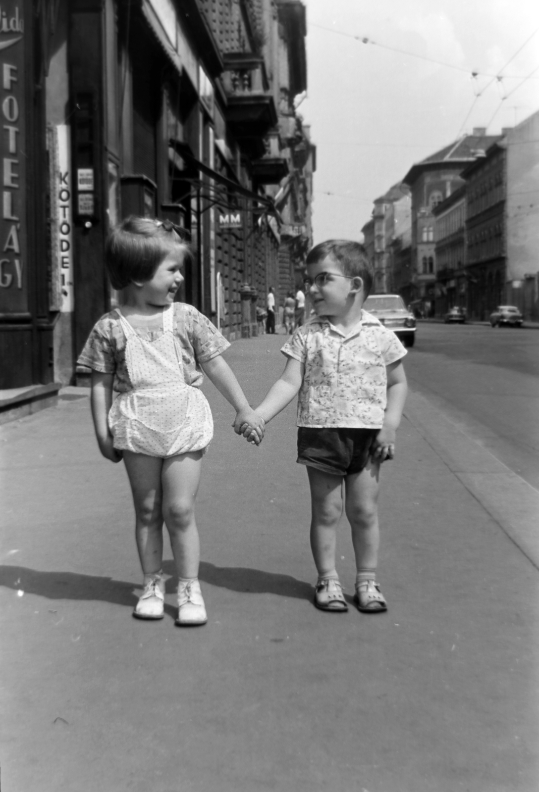 Hungary, Budapest VI.,Budapest VII., Király (Majakovszkij) utca a Nagykörút felől a Csengery utca felé nézve., 1965, Dénes János, Budapest, hold hands, Fortepan #200206