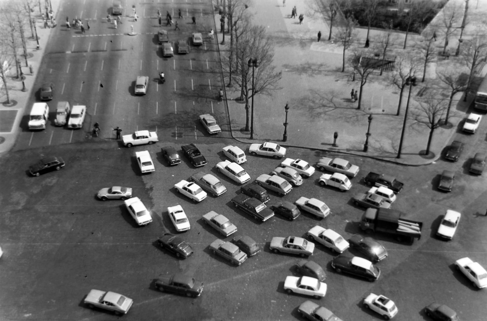 France, Paris, Place Charles de Gaulle (Place de l'Étoile) a Diadalív tetejéről, balra a Champs Élysées, jobbra az Avenue Marceau., 1973, Dénes János, traffic jam, Best of, Fortepan #200211