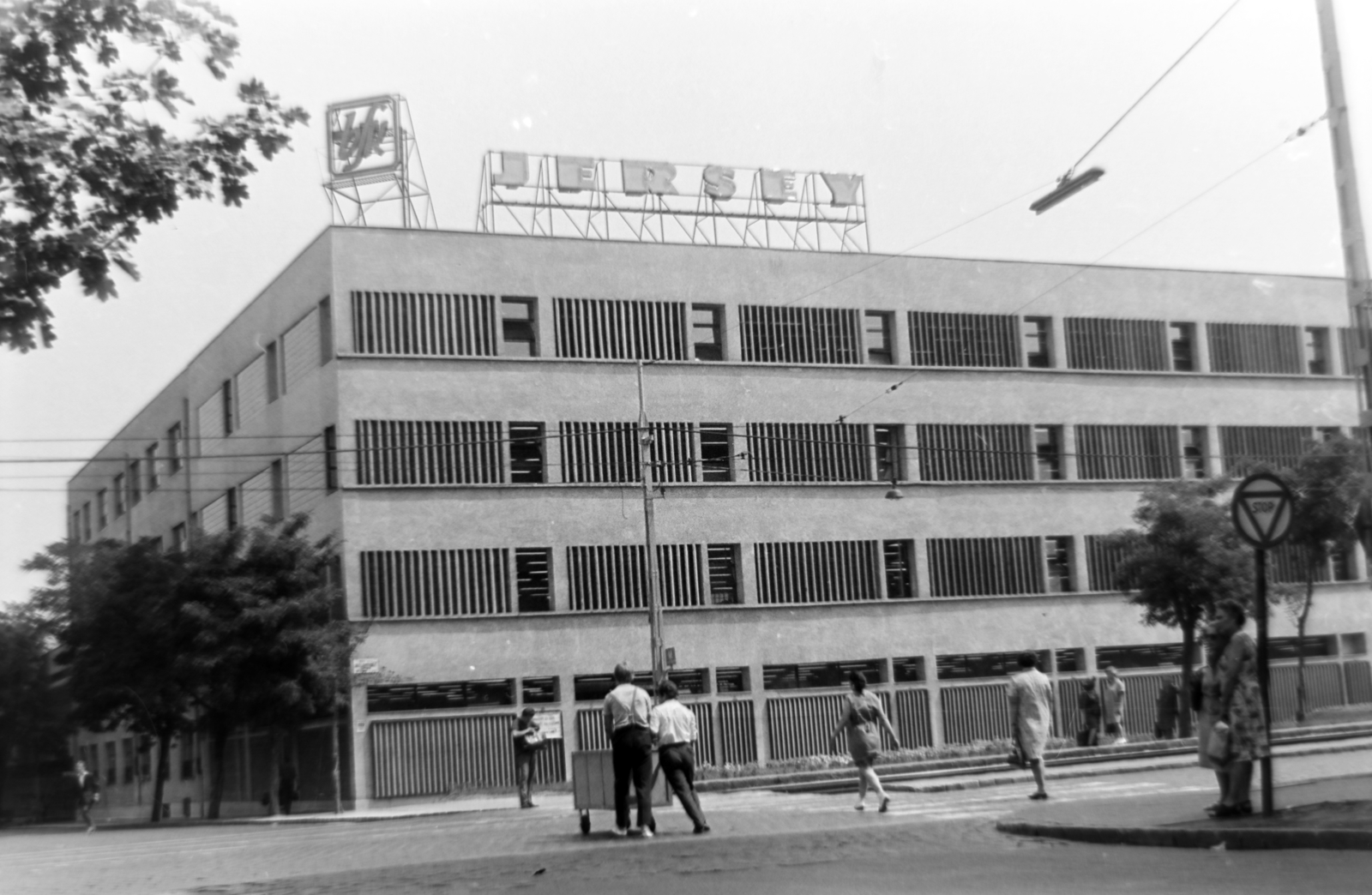 Hungary, Budapest XIV., Nagy Lajos király útja - Szugló utca kereszteződése, a Budapesti Finomkötöttárúgyár épülete., 1964, Dénes János, Budapest, Fortepan #200218