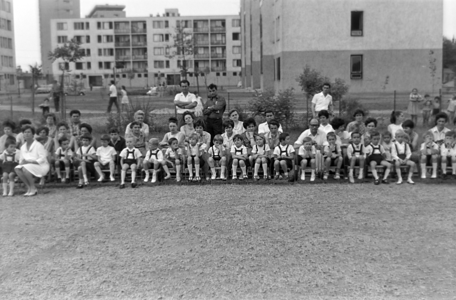 Magyarország, Budapest XIV., Ungvár utca 24/a, az óvoda udvara, háttérben balra a Balázs park épületei., 1967, Dénes János, Budapest, Fortepan #200226