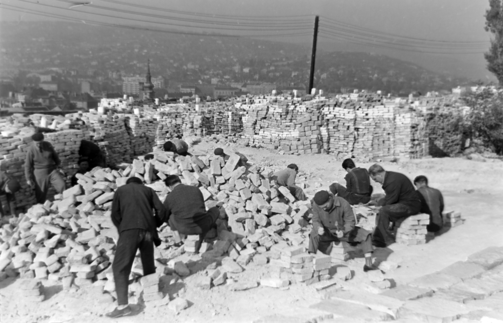 Hungary, Budapest I., a munkások a lerombolt Királyi Istálló épületeinek tégláit tisztítják., 1965, Dénes János, brick, Budapest, Fortepan #200251