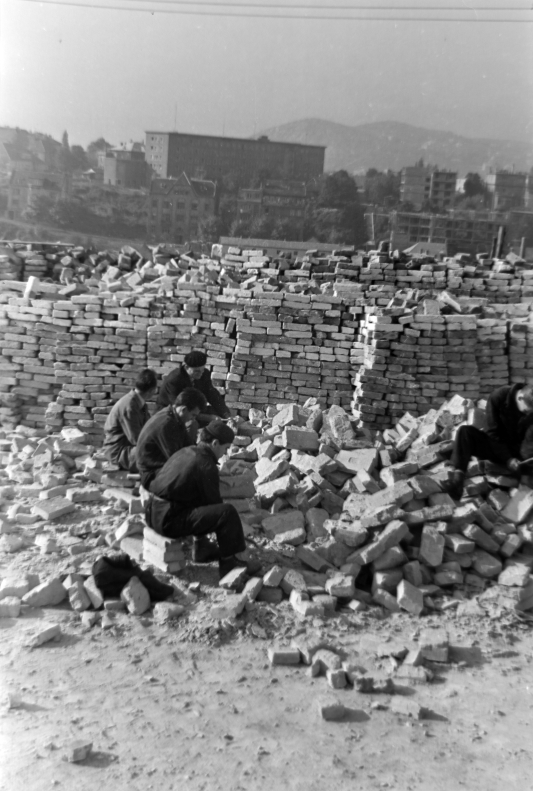 Magyarország, budai Vár, Budapest I., a munkások a lerombolt Királyi Istálló épületeinek tégláit tisztítják.., 1965, Dénes János, Budapest, tégla, Fortepan #200252