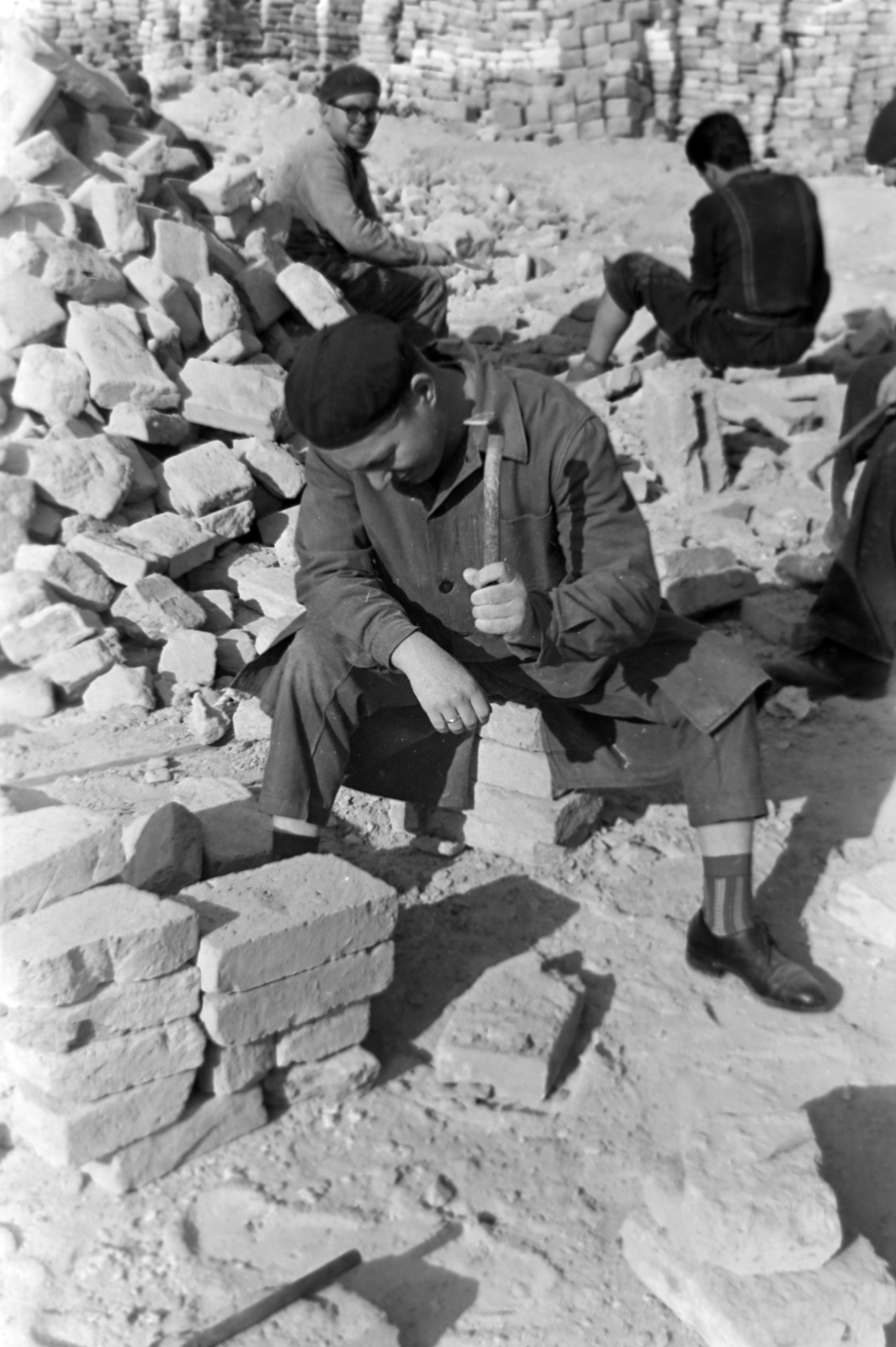 Hungary, Budapest I., a munkások a lerombolt Királyi Istálló épületeinek tégláit tisztítják.., 1965, Dénes János, Budapest, brick, tool, Fortepan #200253