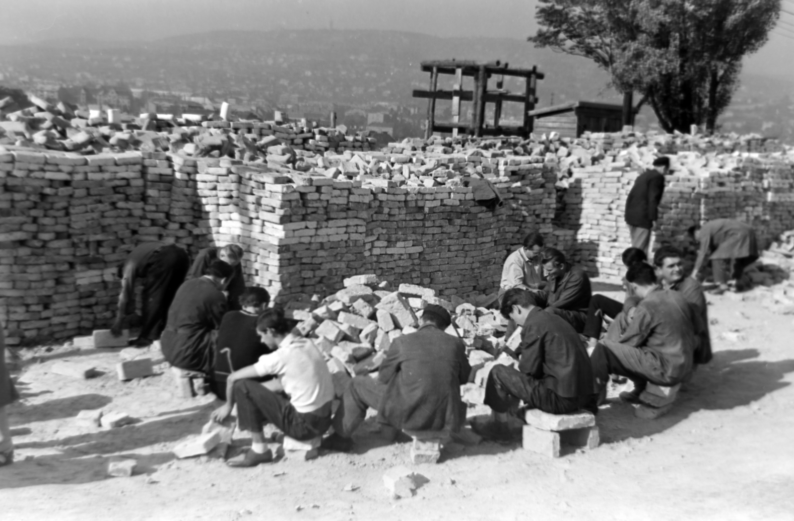 Hungary, Budapest I., a munkások a lerombolt Királyi Istálló épületeinek tégláit tisztítják.., 1965, Dénes János, Budapest, brick, Fortepan #200254