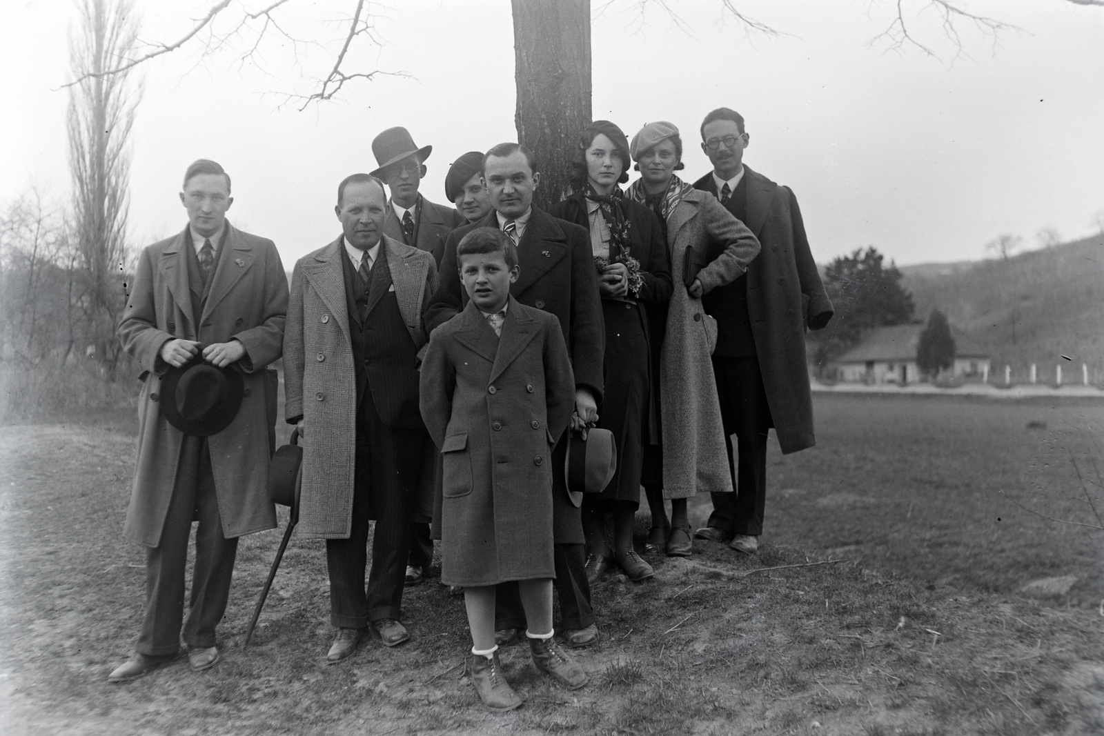 1936, Privát Fotó és Film Archívum-Höfler Tibor gyűjtemény, hat, beret, hands behind the back, double-breasted coat, hat in hand, Fortepan #20027
