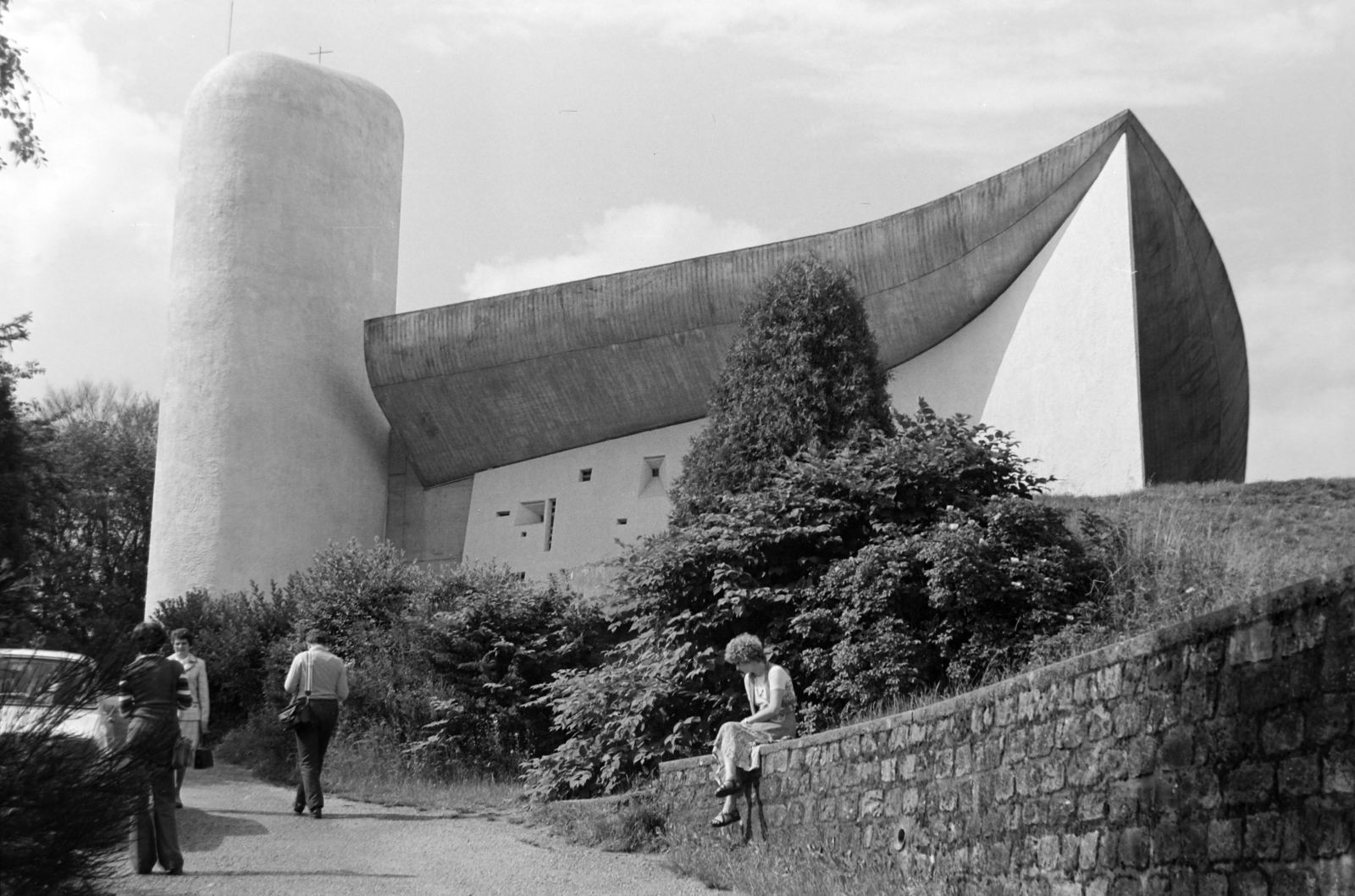 Franciaország, Ronchamp, a Le Corbusier tervei alapján épített Magasságos Miasszonyunk-kápolna (Chapelle Notre-Dame-du-Haut de Ronchamp)., 1977, Dobszay Zsófia, modern építészet, Fortepan #200276