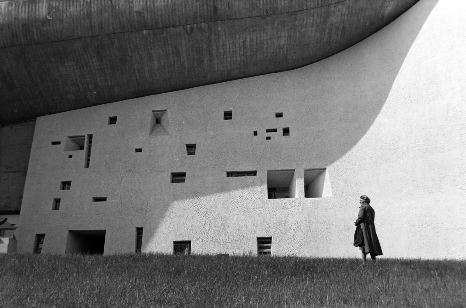 Franciaország, Ronchamp, a Le Corbusier tervei alapján épített Magasságos Miasszonyunk-kápolna (Chapelle Notre-Dame-du-Haut de Ronchamp)., 1977, Dobszay Zsófia, modern építészet, Fortepan #200278