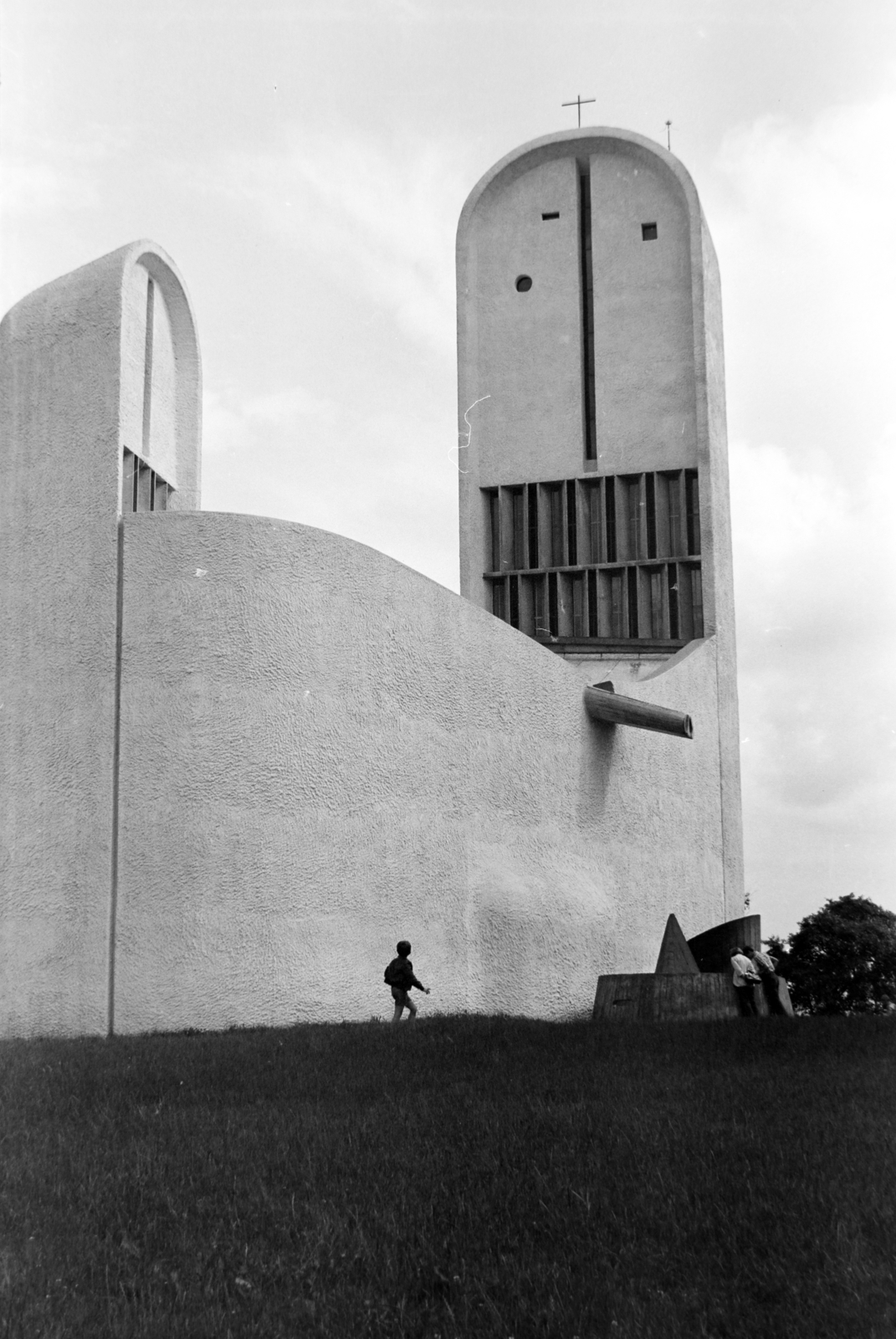 Franciaország, Ronchamp, a Le Corbusier tervei alapján épített Magasságos Miasszonyunk-kápolna (Chapelle Notre-Dame-du-Haut de Ronchamp)., 1977, Dobszay Zsófia, modern építészet, Fortepan #200279