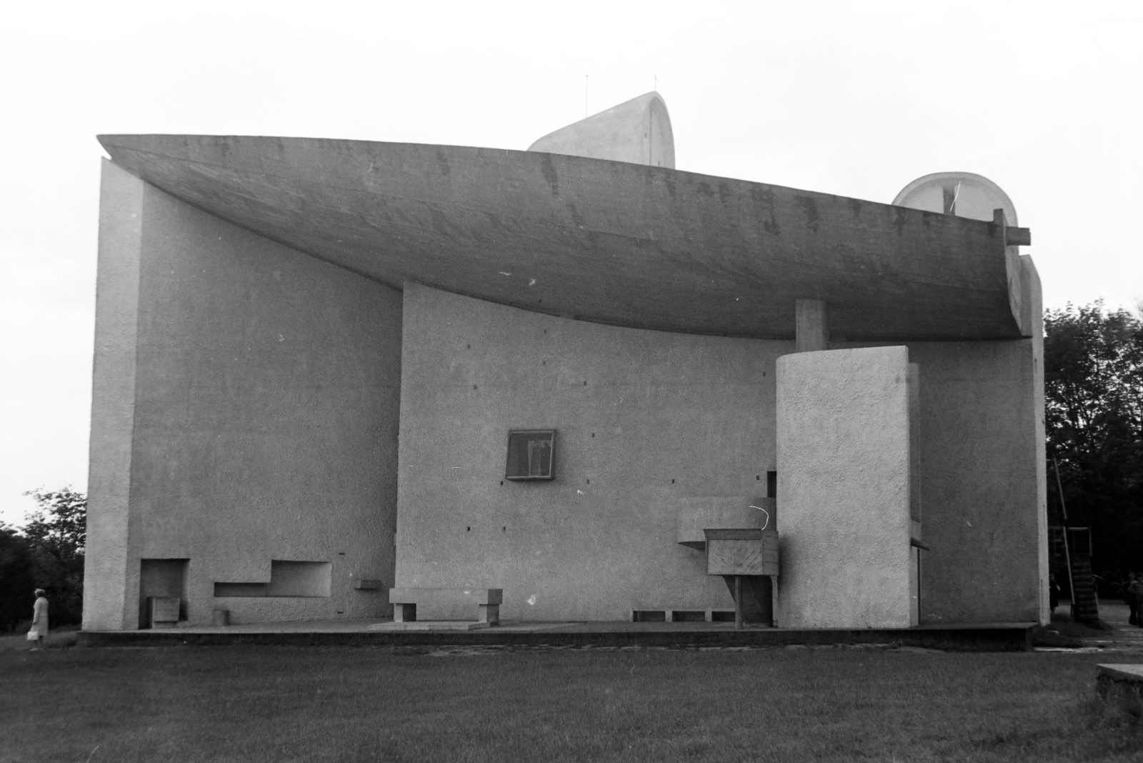 France, Ronchamp, a Le Corbusier tervei alapján épített Magasságos Miasszonyunk-kápolna (Chapelle Notre-Dame-du-Haut de Ronchamp)., 1977, Dobszay Zsófia, modern architecture, Fortepan #200281