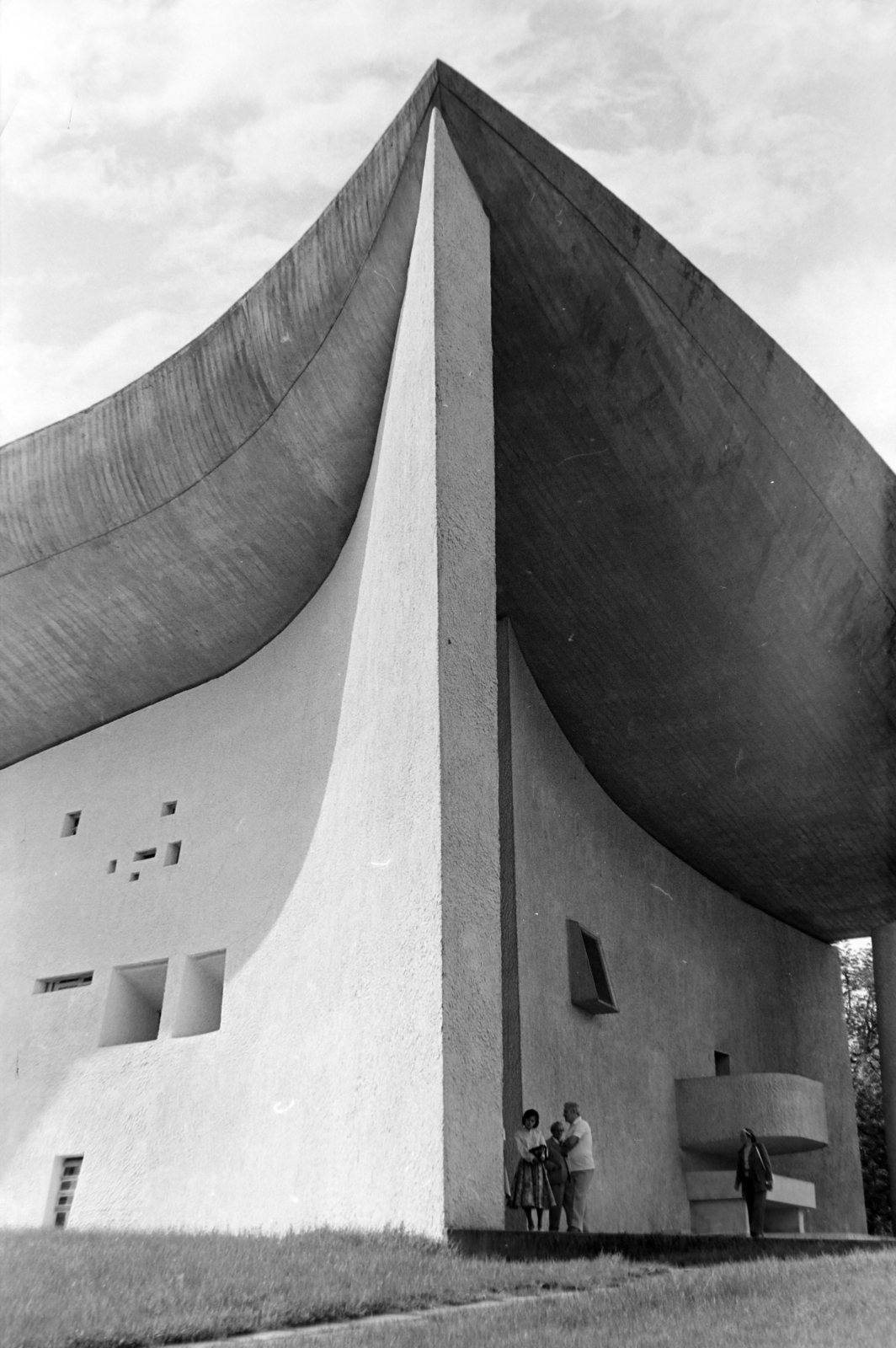 Franciaország, Ronchamp, a Le Corbusier tervei alapján épített Magasságos Miasszonyunk-kápolna (Chapelle Notre-Dame-du-Haut de Ronchamp)., 1977, Dobszay Zsófia, modern építészet, Fortepan #200283