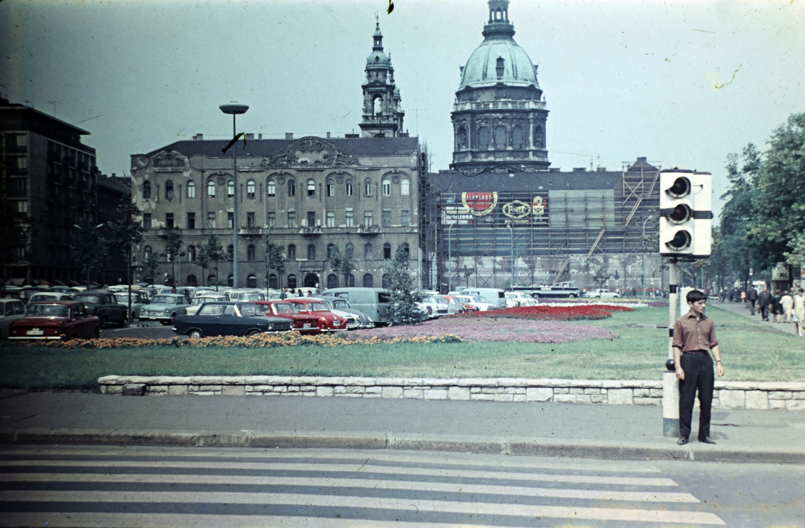 Magyarország, Budapest V., Erzsébet (Engels) tér, háttérben a Bazilika., 1969, Dobszay Zsófia, színes, Budapest, Fortepan #200291