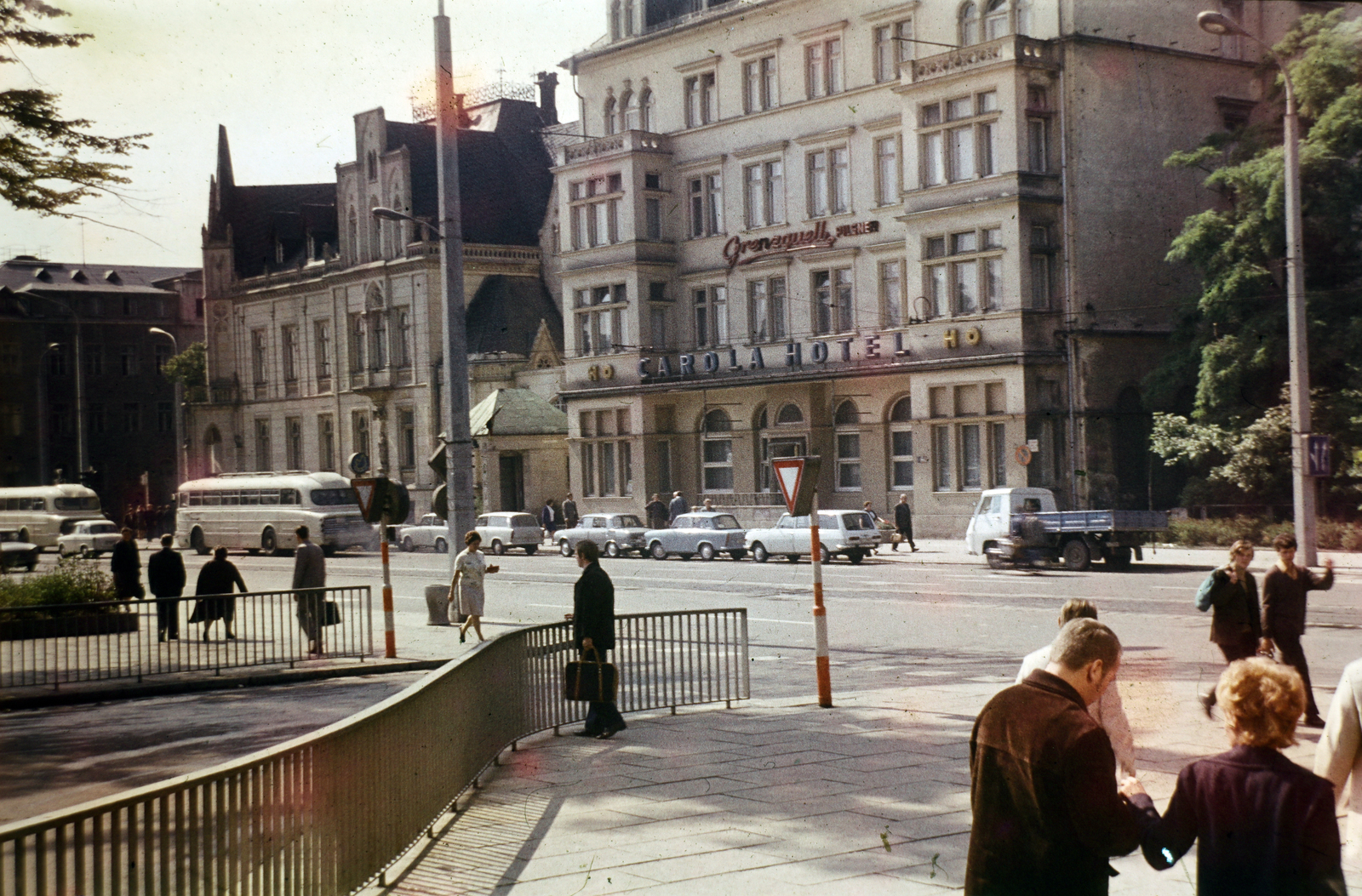 Germany, Chemnitz, (Karl Marx Stadt), Bahnhofstrasse, szemben a Hotel Carola., 1971, Dobszay Zsófia, colorful, GDR, Fortepan #200293