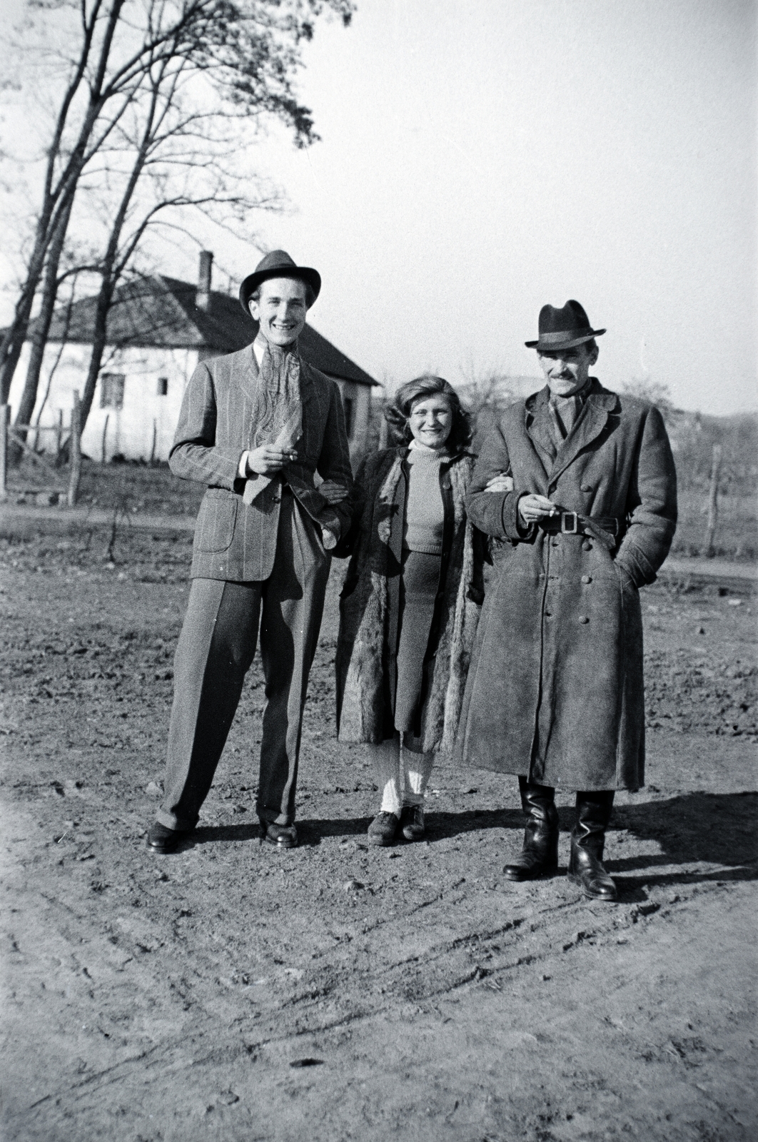 Hungary, Szob, Duna-part., 1941, Eisner Ferenc, three people, Fortepan #200302