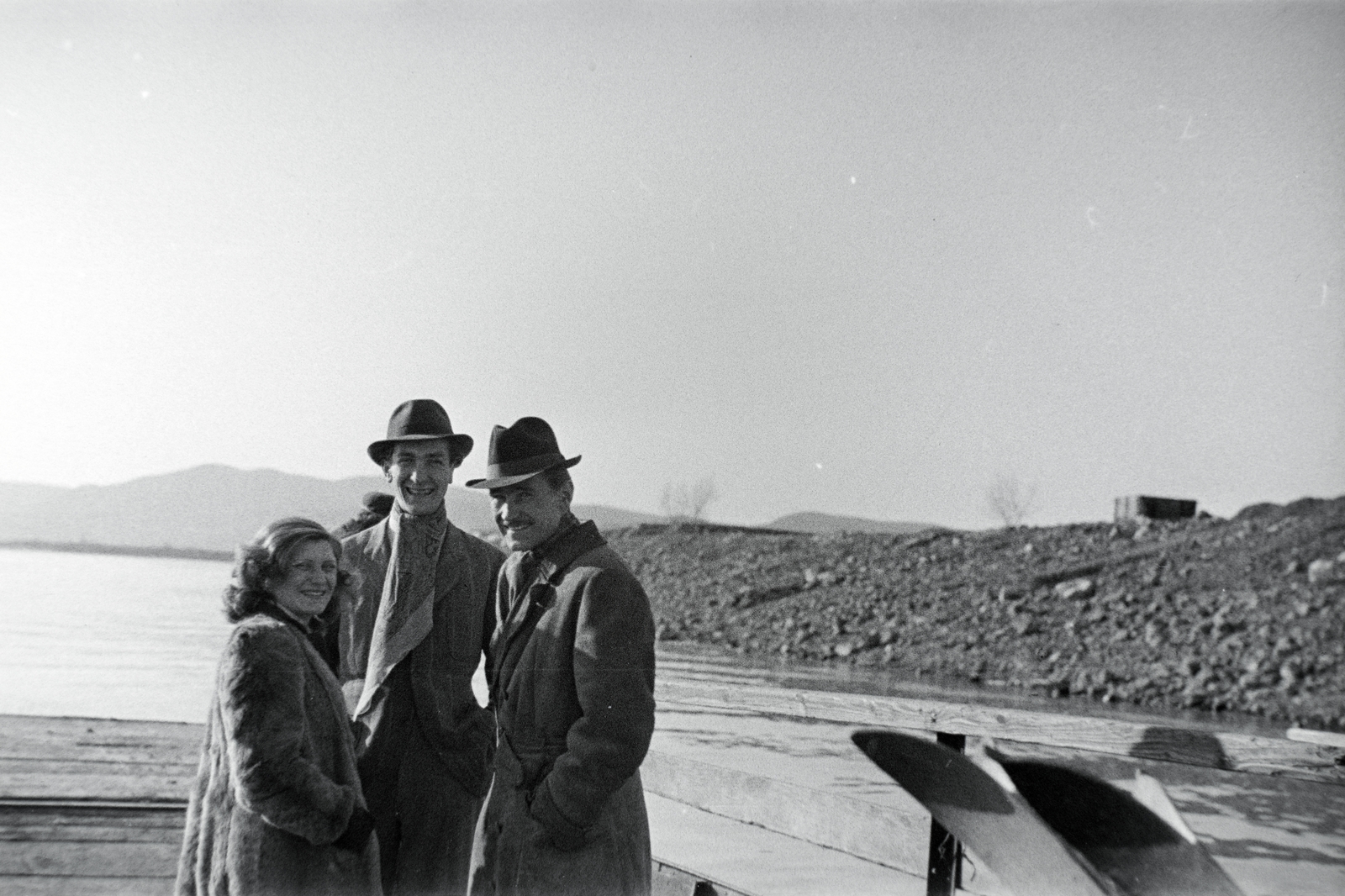 Hungary, Szob, a Szob-Pilismarót kompról az Ipoly torkolata irányába nézve., 1941, Eisner Ferenc, three people, ferry, Fortepan #200304