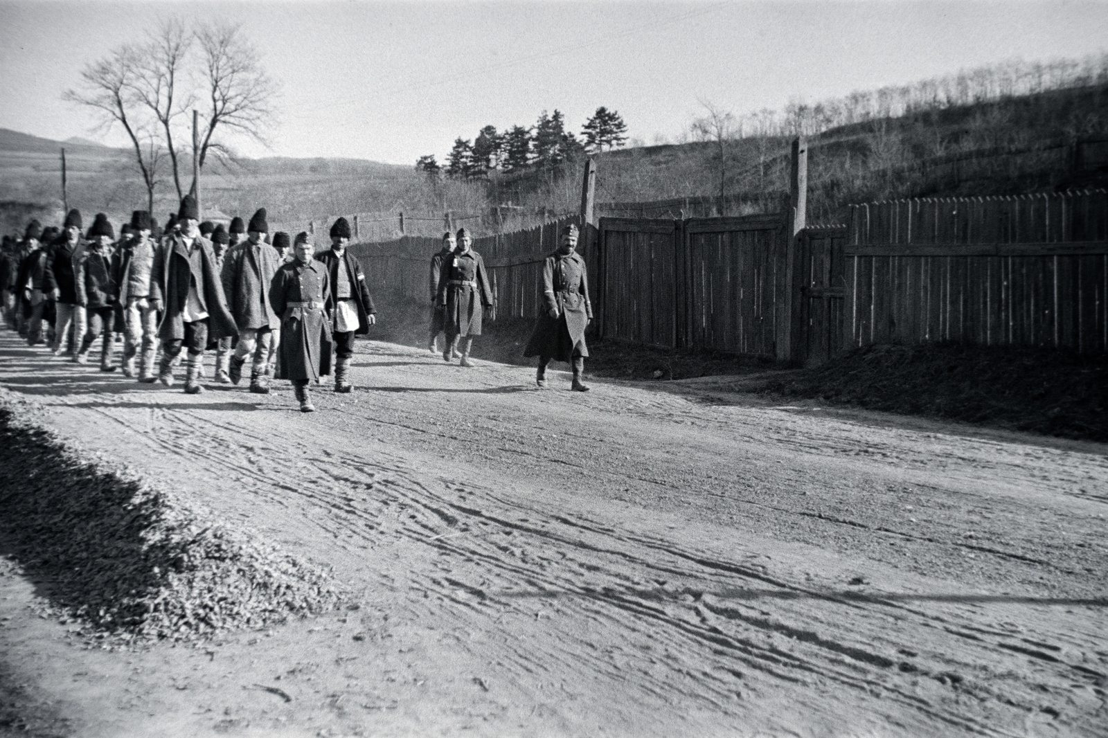 Hungary, Szob, munkaszolgálatosok menete a 12-es főúton. A felvétel a Szobi Gazdasági Vasút telephelyének bejárata közelében készült, jobbra Prés-kert (Homok-dűlő) és a Kerek-hegy., 1941, Eisner Ferenc, labor service, Fortepan #200307