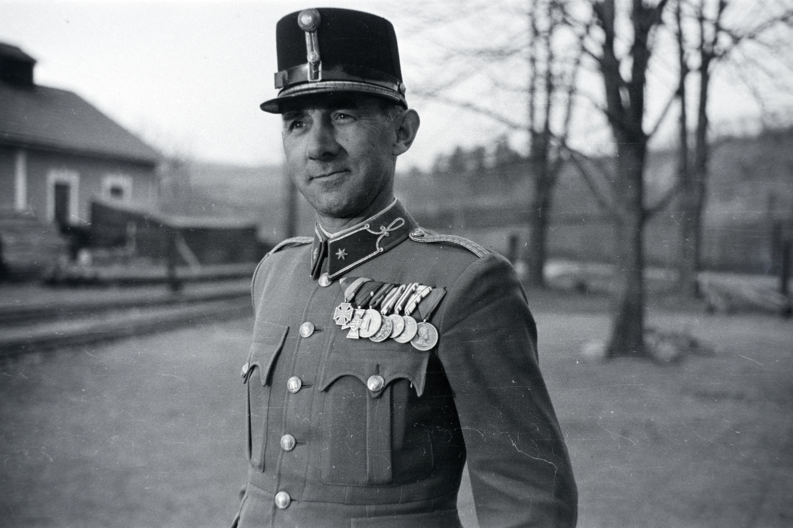 Hungary, Szob, a felvétel a Szobi Gazdasági Vasút telephelyének bejáratánál készült., 1941, Eisner Ferenc, medal, officer, Fortepan #200314
