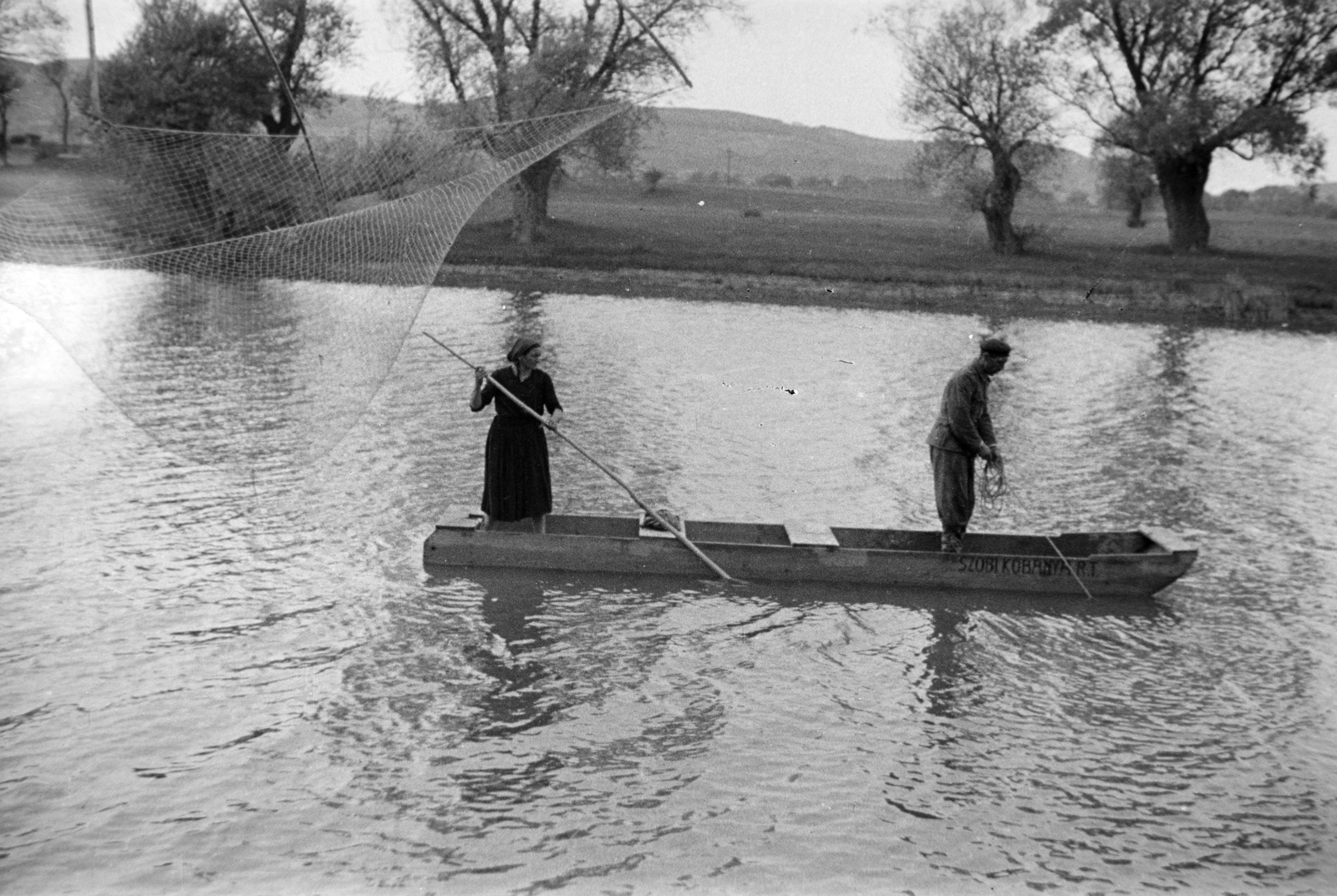 Hungary,Slovakia, Szob, halász az Ipoly folyón a vasúti hídnál (később a Sávoly híd épült fel a helyén)., 1941, Eisner Ferenc, fishing, fishing net, barge, extinct crafts, Fortepan #200323