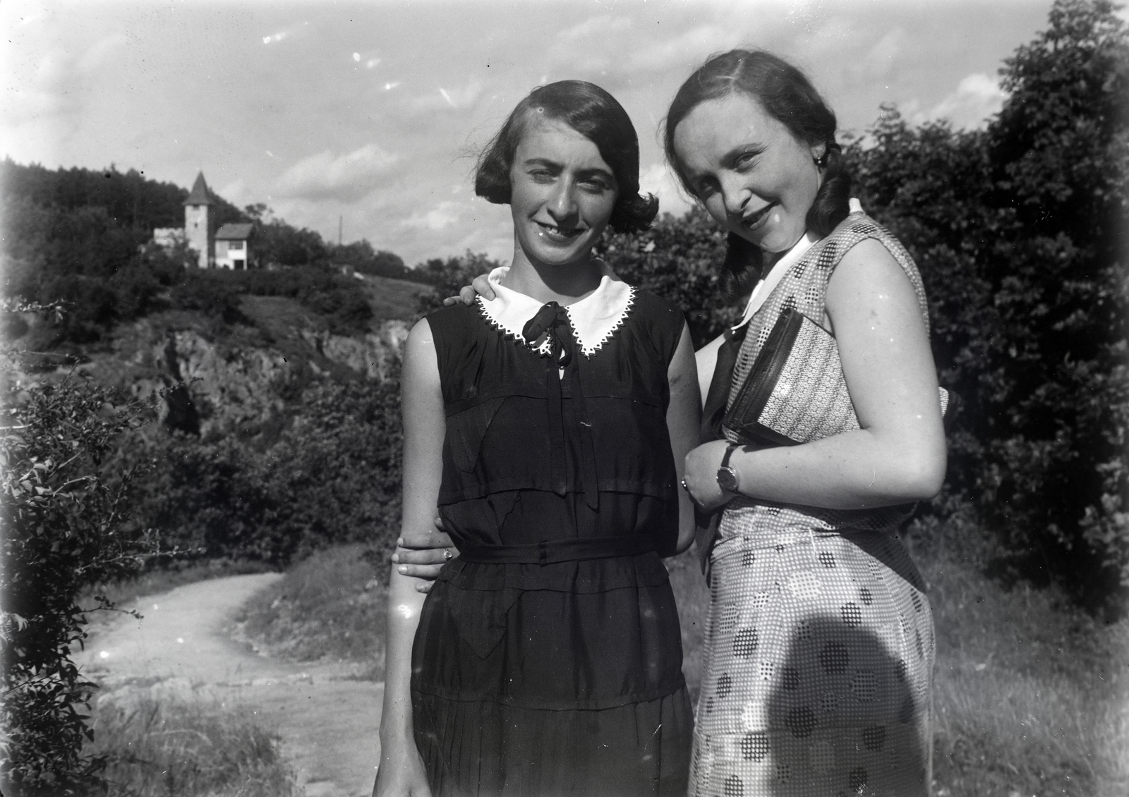 Hungary, Pécs, kilátás a mai Balázs pihenő közeléből, a háttérben a Vámos Mihály turistaház (Vándor kulcsosház)., 1935, Privát Fotó és Film Archívum-Höfler Tibor gyűjtemény, handbag, girl, double portrait, arms around shoulders, Fortepan #20033
