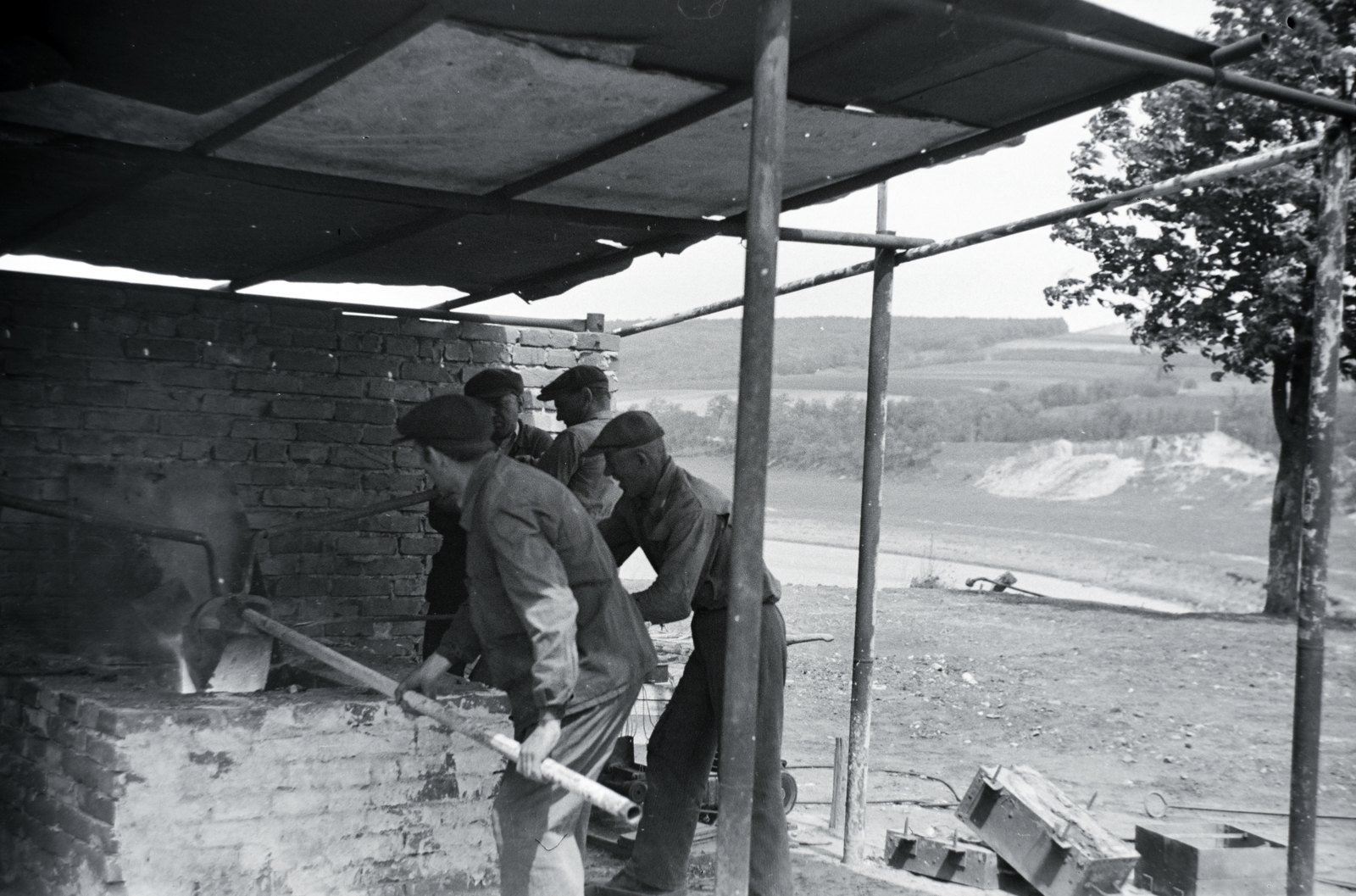 Hungary, Szob, kovácsműhely a Szobi Gazdasági Vasút telephelyén. Jobbra a háttérben az Ipoly folyó., 1941, Eisner Ferenc, worker, blacksmith, Fortepan #200331