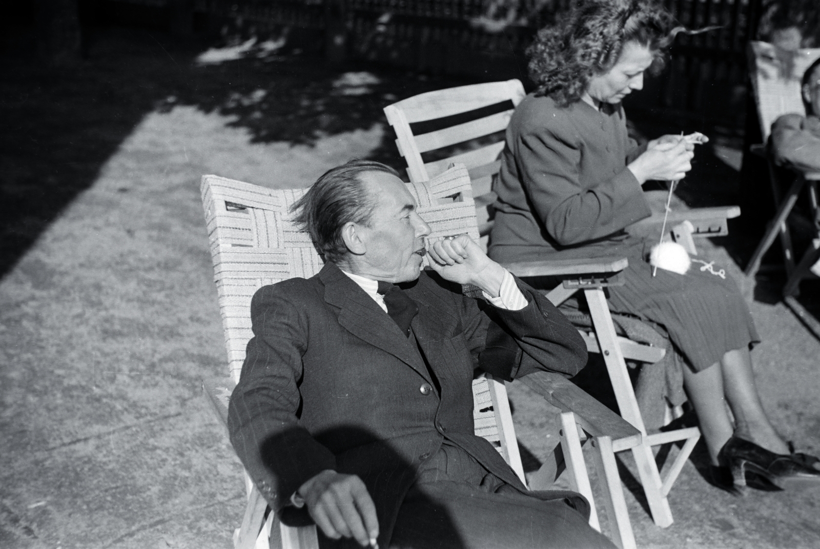 Magyarország, Szob, a Szobi Gazdasági Vasút igazgatósági épületének udvara., 1941, Eisner Ferenc, nyugágy, pihenés, kézimunka, Fortepan #200337