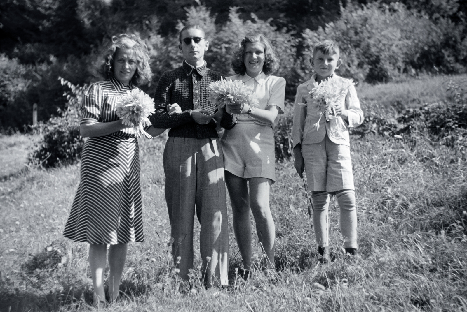 1941, Eisner Ferenc, csoportkép, testvérek, csíkos ruha, virágcsokor, Fortepan #200346