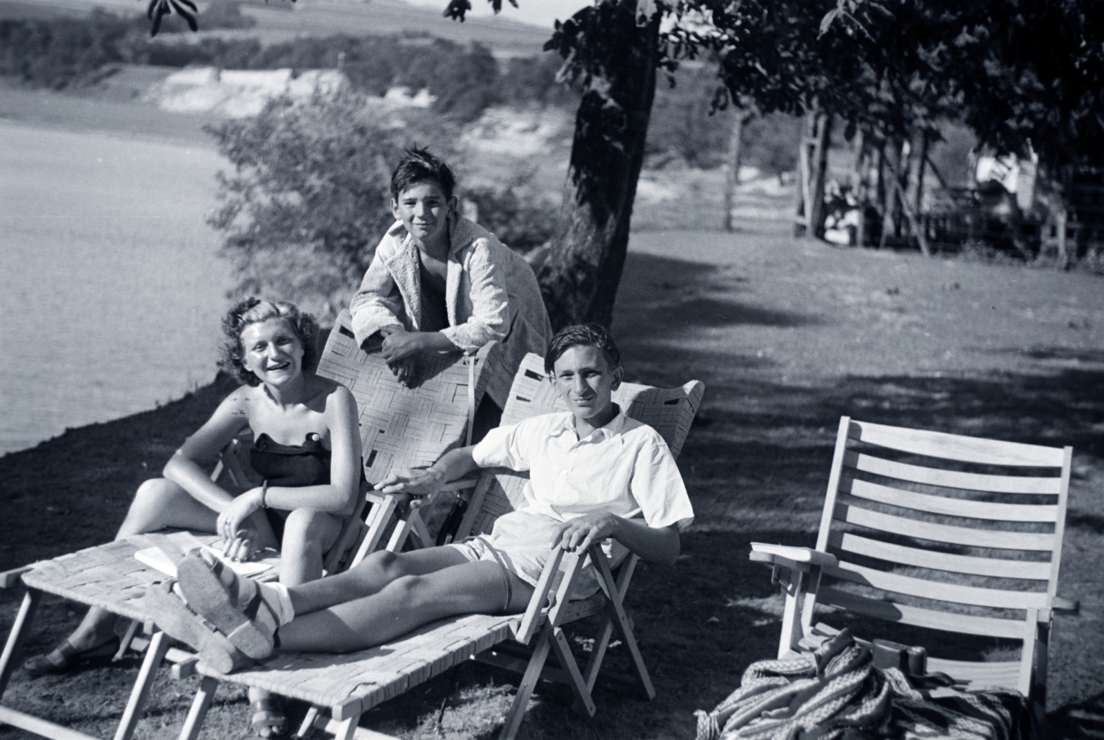 Magyarország, Szob, a Szobi Gazdasági Vasút igazgatósági épületének udvara, balra az Ipoly folyó, háttérben a 12-es főút., 1941, Eisner Ferenc, nyugágy, Fortepan #200354