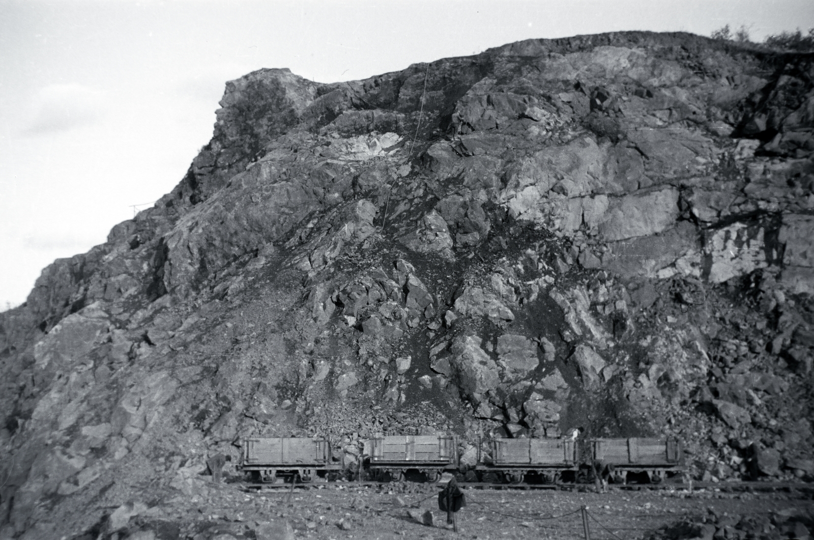 Hungary, Szob, Csák-hegy, kőbánya. Luczenbacher-féle kőszállító kocsik., 1941, Eisner Ferenc, stone mine, Fortepan #200359