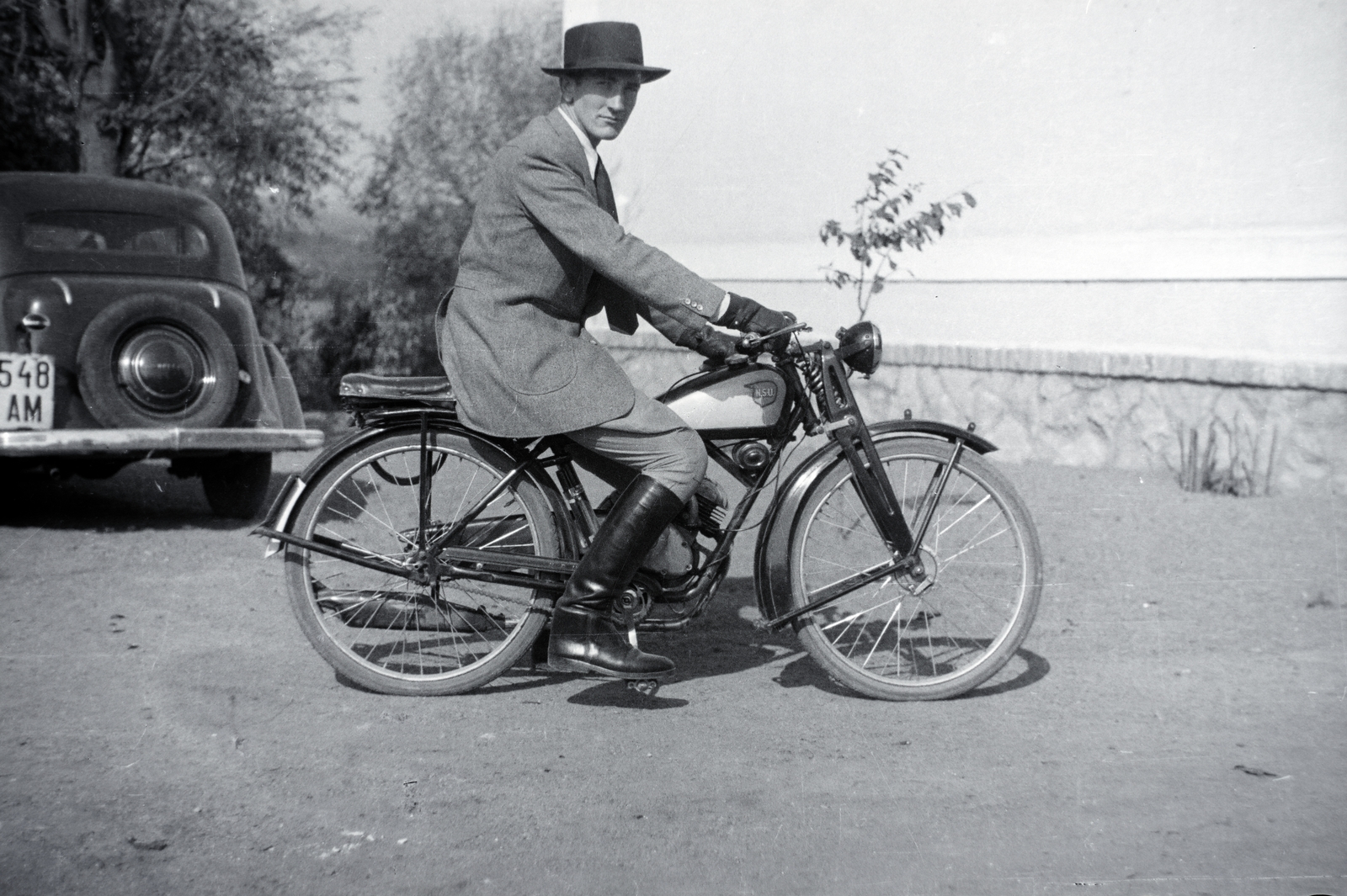 Hungary, Szob, a Szobi Gazdasági Vasút igazgatósági épületének udvara, balra a fák között az Ipoly folyó látszik. NSU Quick 98 típusú motorkerékpár., 1941, Eisner Ferenc, NSU Quick, number plate, motorcycle, Fortepan #200361