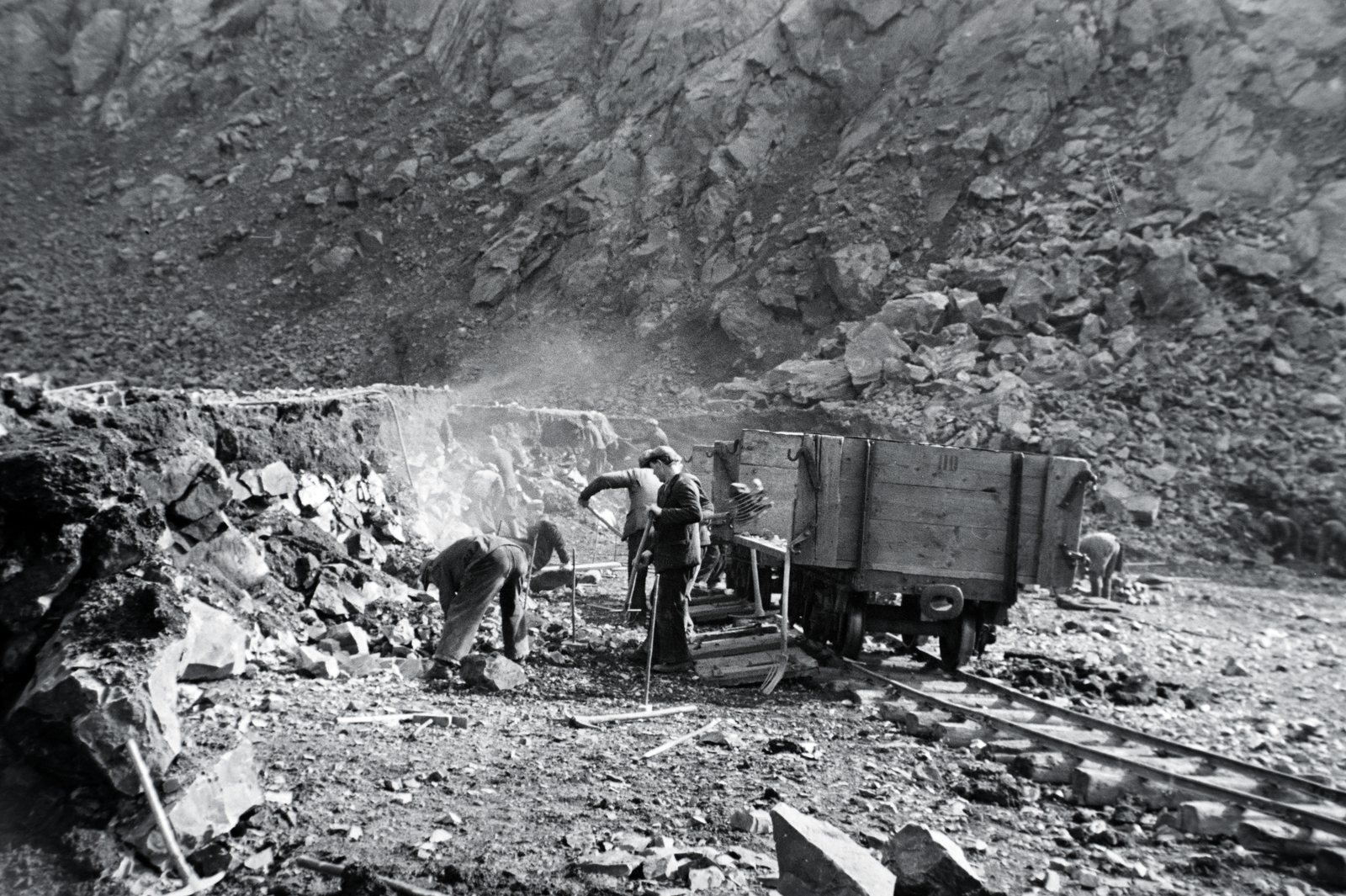 Hungary, Szob, Csák-hegy, kőbánya. Luczenbacher-féle kőszállító kocsit rakodnak., 1941, Eisner Ferenc, stone mine, narrow-gauge railway, Fortepan #200371