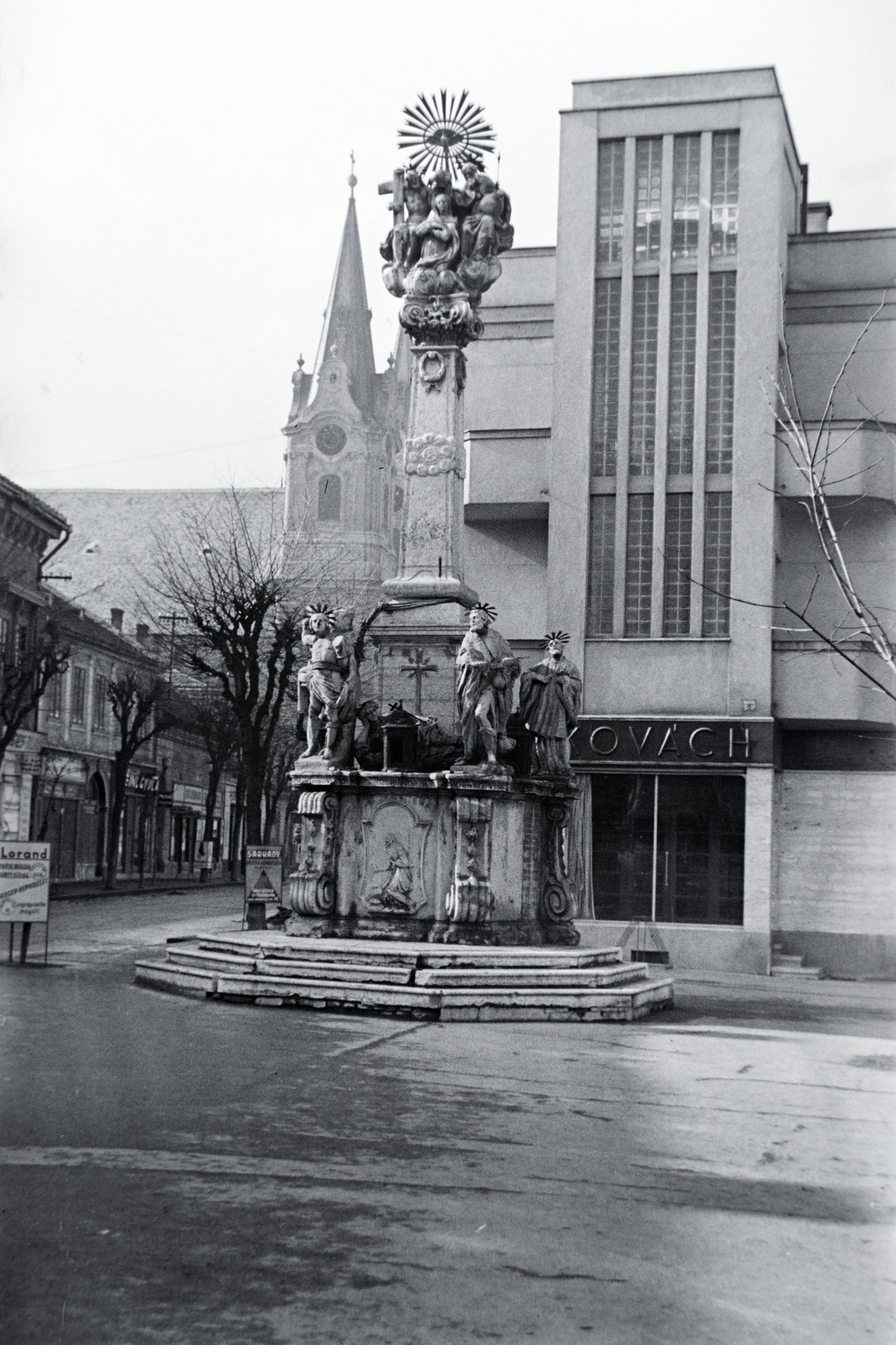 Slovakia, Komarno, Szentháromság-szobor a Klapka György téren (námestie generála Klapku). Balra a Nádor utca (Palatinova ulica) és a Szent András-templom., 1941, Eisner Ferenc, Holy Trinity Statue, Fortepan #200373