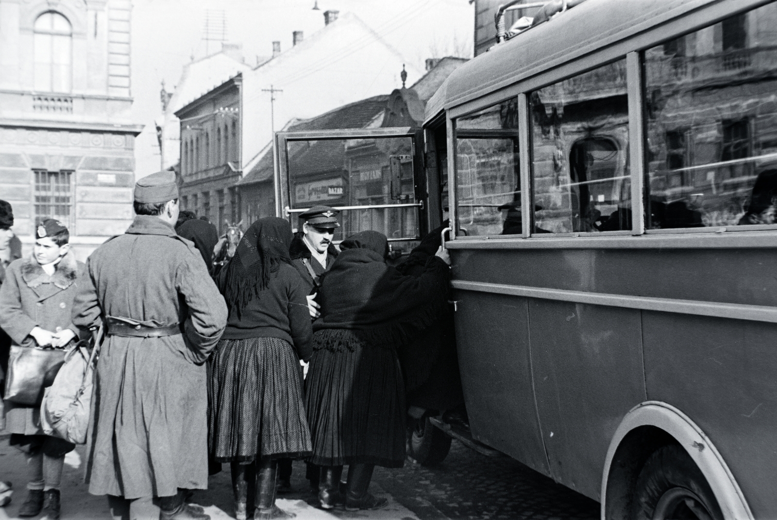 Slovakia, Komarno, Klapka György tér, balra a Városháza., 1941, Eisner Ferenc, Fortepan #200376