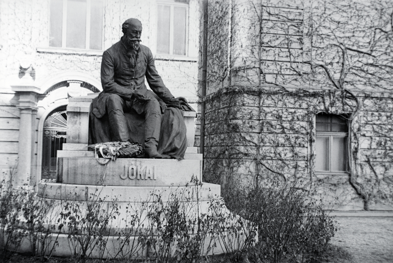 Slovakia, Komarno, Jókai Mór szobra (Berecz Gyula, 1937.) a Duna Menti Múzeum (Kultúrpalota) előtt., 1941, Eisner Ferenc, Fortepan #200378