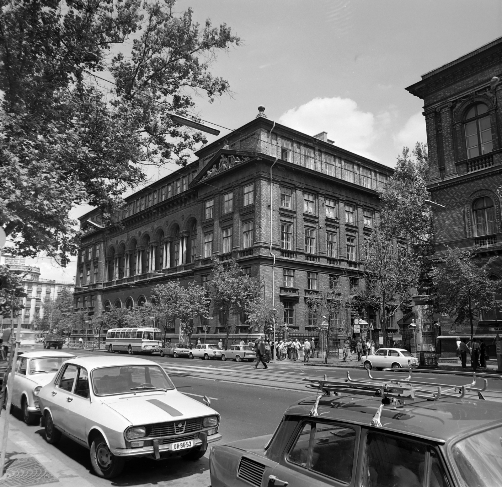 Hungary, Budapest V.,Budapest VIII., Múzeum körút, ELTE épülete, távolban az Astoria kereszteződésben álló MTA lakóház., 1977, Balázs János, number plate, Budapest, Fortepan #200405