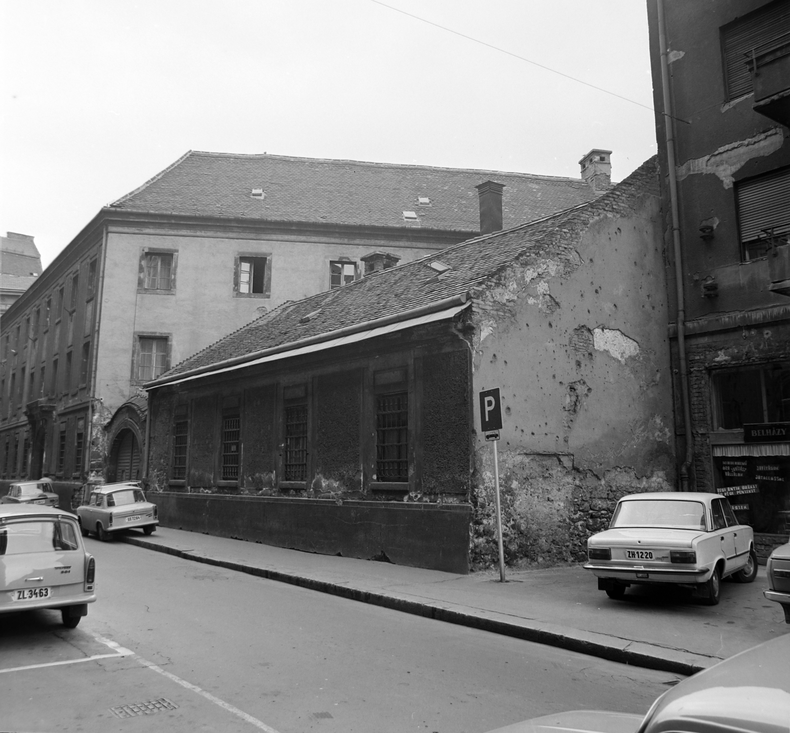 Hungary, Budapest V., Szerb utca, balra a 23., Közlekedési és Távközlési Főiskola Közlekedés-Építési Kar., 1977, Balázs János, number plate, Budapest, bullet hole, Fortepan #200419