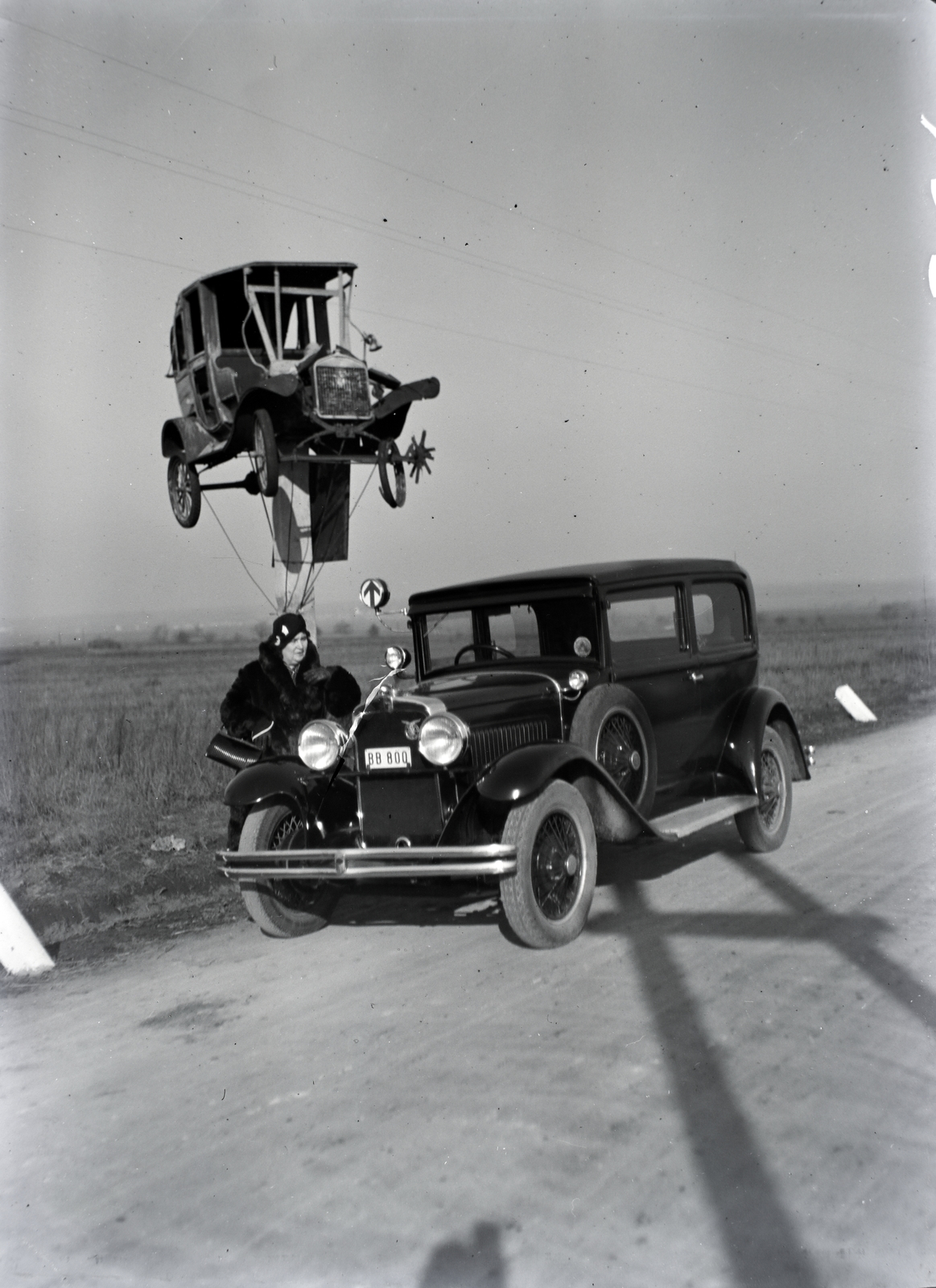 Hungary, Balatoni műút Lepsénynél, autósmementó. Az úton egy kétajtós Nash típusú személygépkocsi., 1935, Privát Fotó és Film Archívum-Höfler Tibor gyűjtemény, american brand, taxicab, Ford-brand, wreck, automobile, Fortepan #20042