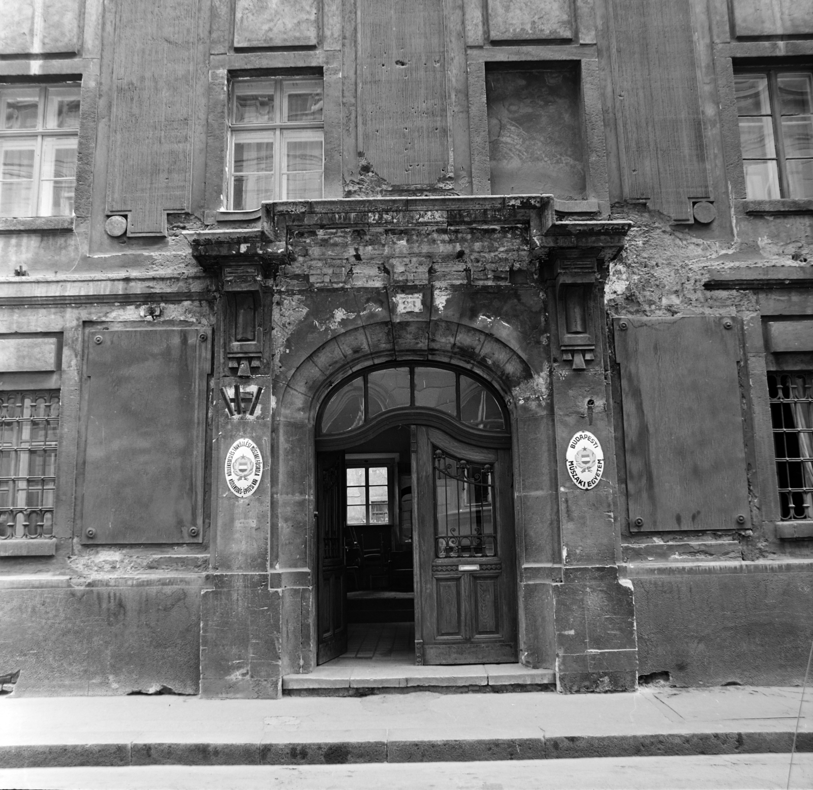 Magyarország, Budapest V., Szerb utca 23., Közlekedési és Távközlési Főiskola Közlekedés-Építési Kar., 1977, Balázs János, Budapest, zománctábla, Fortepan #200421