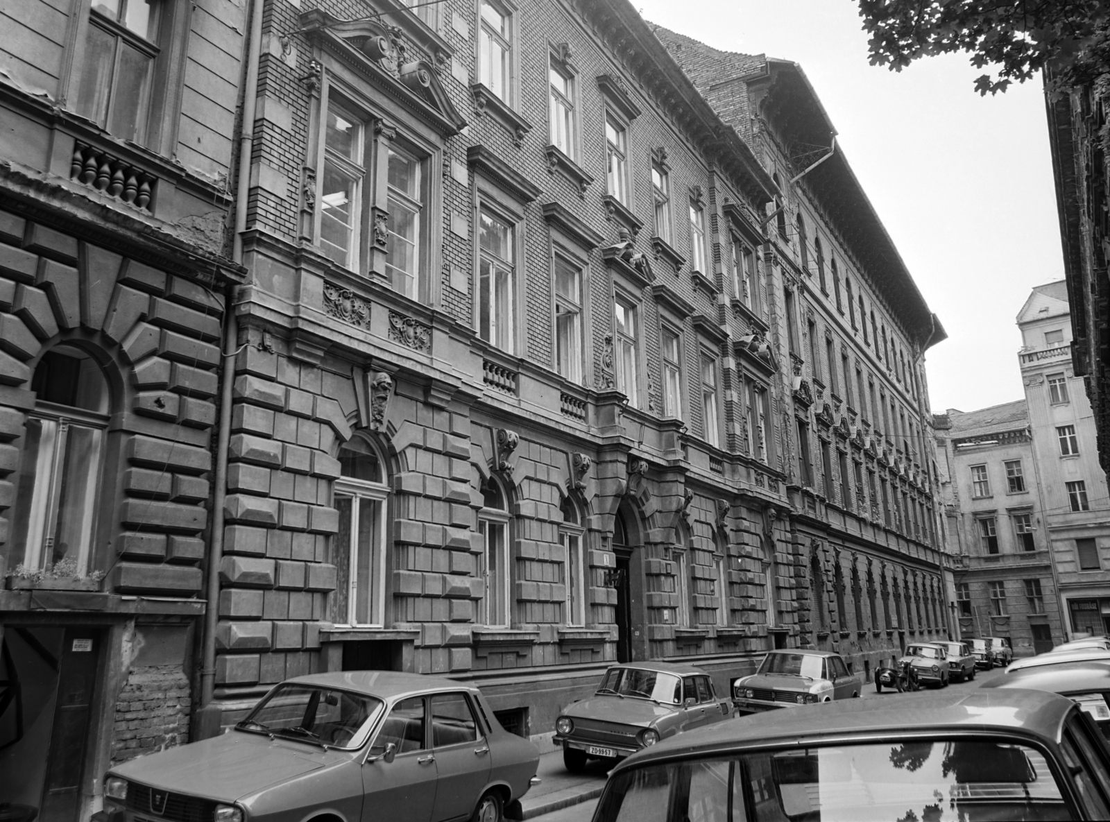 Magyarország, Budapest V., a Szerb utca házsora a Veres Pálné utca irányából nézve, jobbra a Váci utca épületei., 1977, Balázs János, Budapest, Fortepan #200423