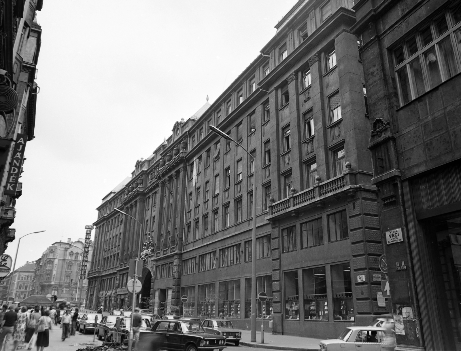 Hungary, Budapest V., Váci utca 27-33., a Piarista tömb a Piarista (Pesti Barnabás) utca felől a Szabad sajtó út felé nézve., 1977, Balázs János, Budapest, Fortepan #200427