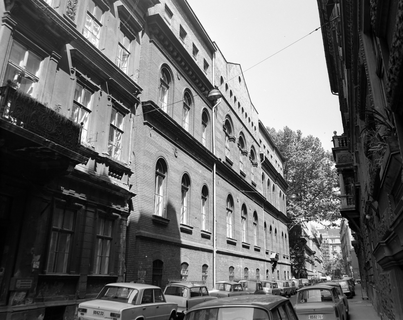 Hungary, Budapest VIII., Puskin utca a Bródy Sándor utca felől a Rákóczi út felé nézve, szemben az ELTE épülete., 1977, Balázs János, Budapest, Fortepan #200428