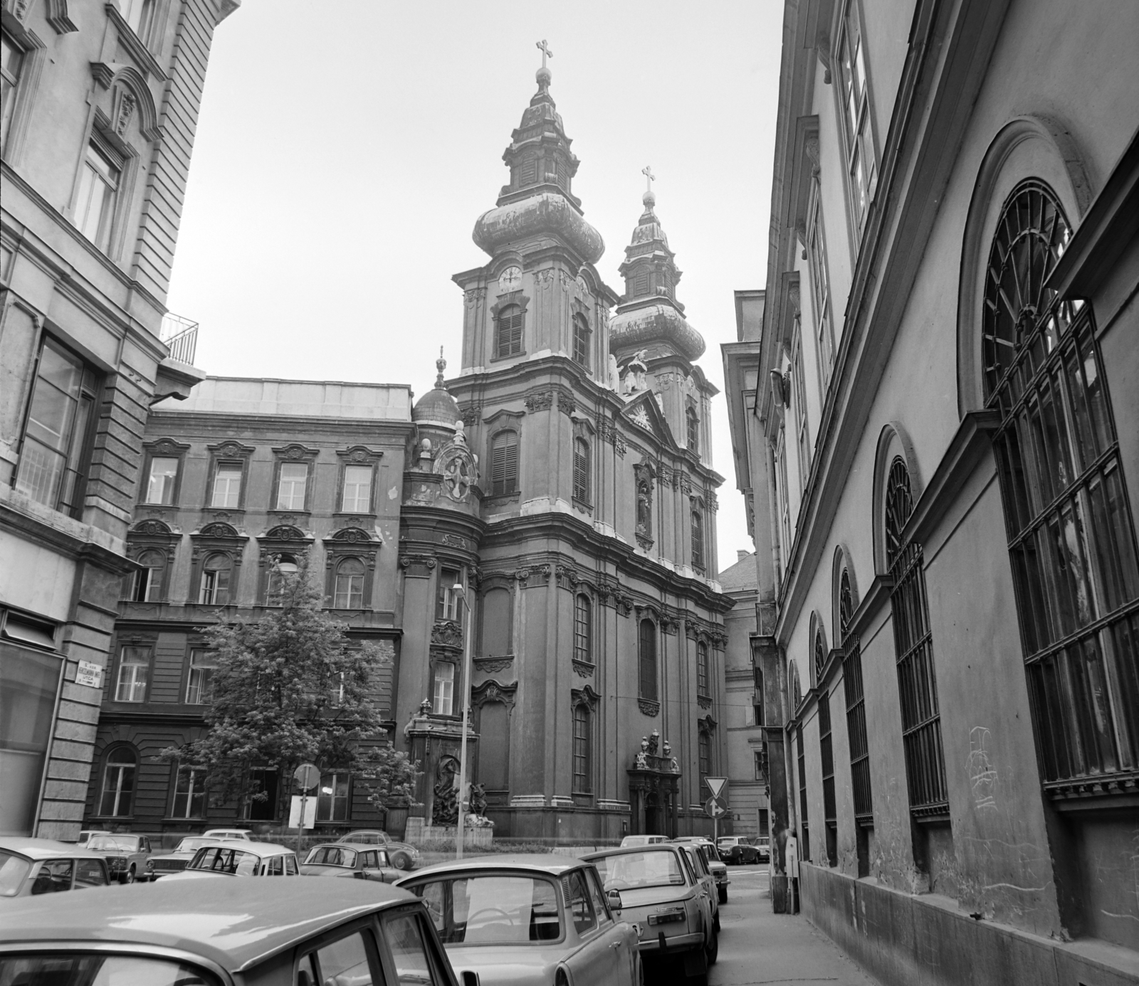 Hungary, Budapest V., Papnövelde (Eötvös Loránd) utca a Henszlmann Imre utcából nézve. Szemben az Egyetemi Templom., 1977, Balázs János, Budapest, Fortepan #200431