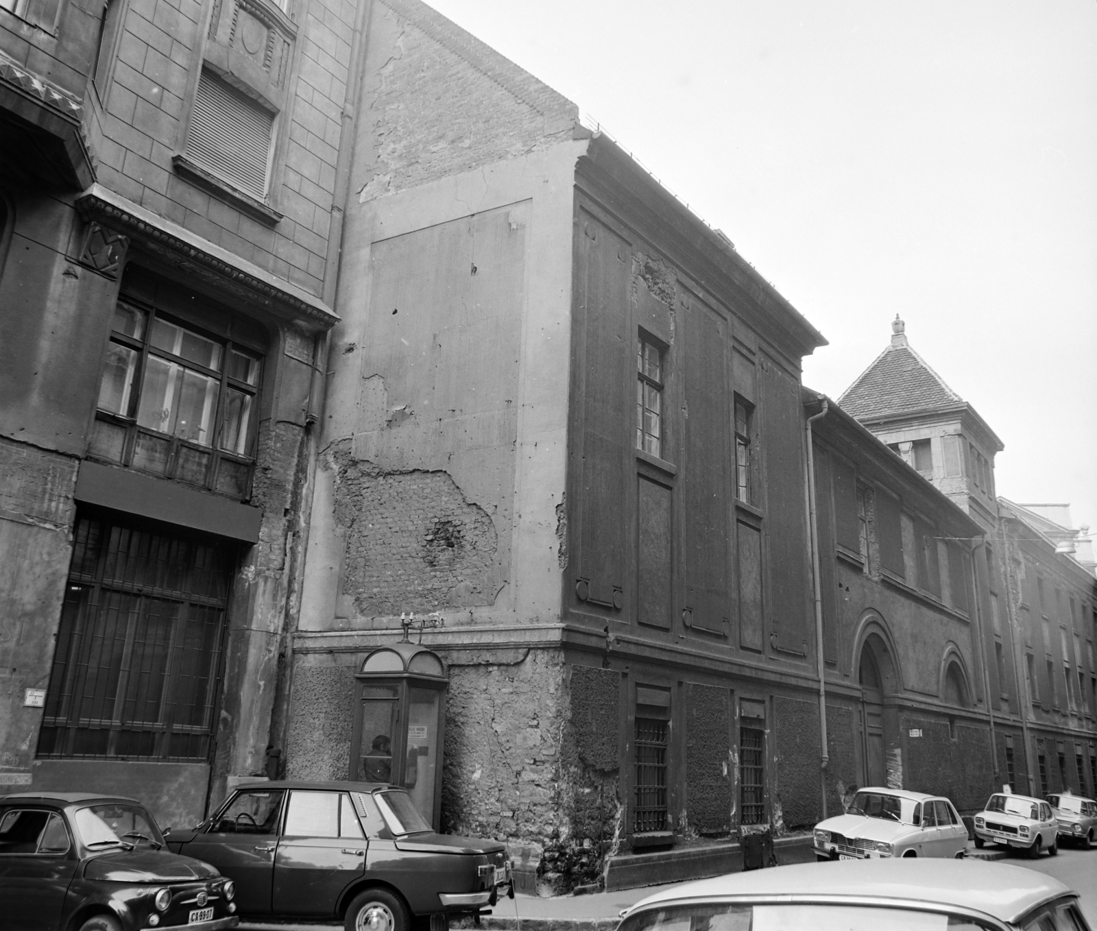 Hungary, Budapest V., Királyi Pál utca, szemben az ELTE Szerb utca 21-23. szám alatti épülettömbjének homlokzata., 1977, Balázs János, Budapest, Fortepan #200432