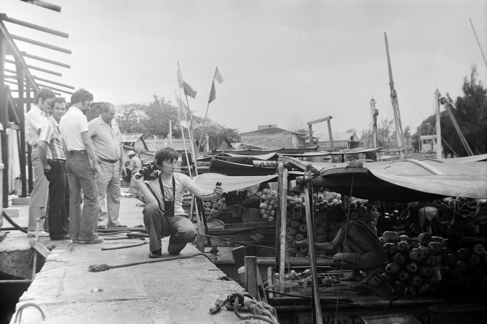 Cuba, egy kis település halászati központja. Erős Péter operatőr és filmrendező. A felvétel a Magyar Televízió Kuba sorozatának forgatása idején készült., 1977, Erős Péter, Fortepan #200448
