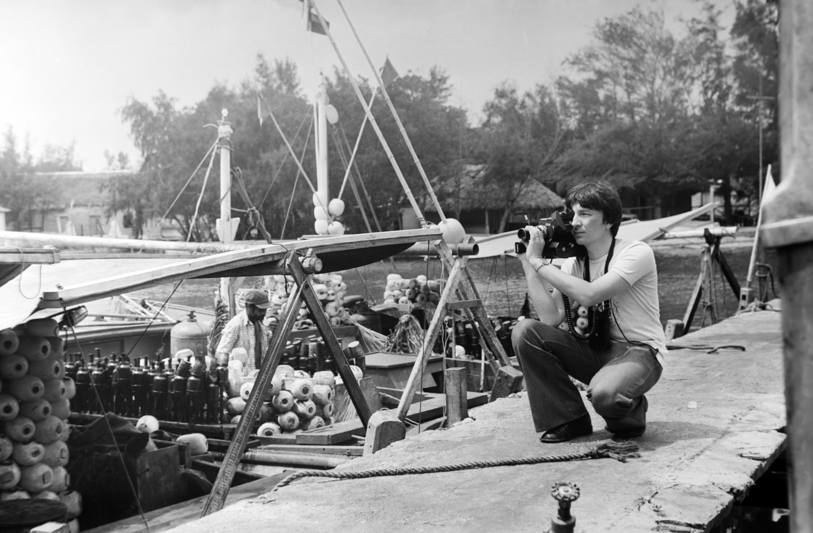 Cuba, egy kis település halászati központja. Erős Péter operatőr és filmrendező. A felvétel a Magyar Televízió Kuba sorozatának forgatása idején készült., 1977, Erős Péter, movie camera, Fortepan #200449