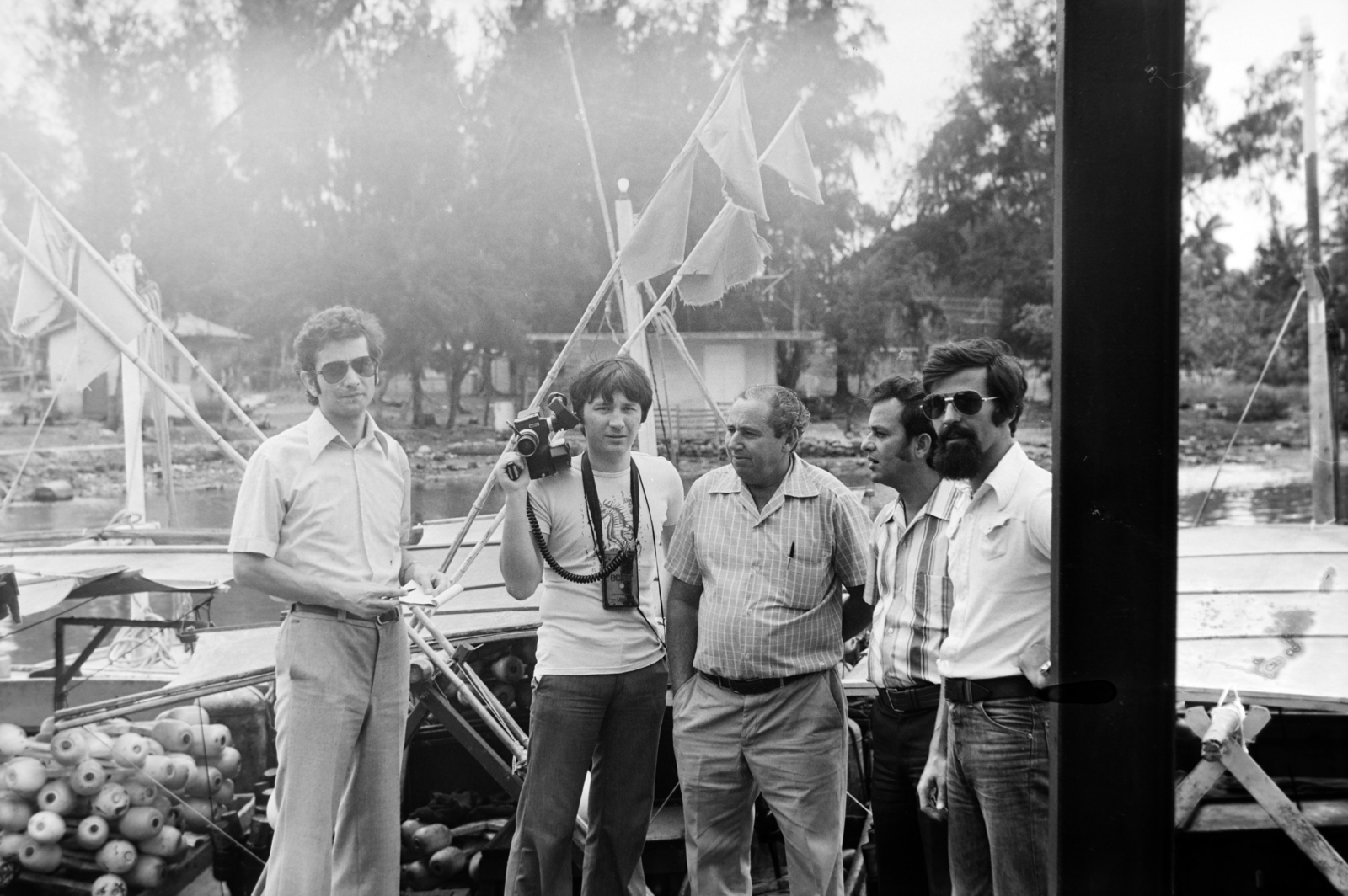 Cuba, egy kis település halászati központja. Hemingway állítólag itt járva írta meg az Öreg halász és a tenger novelláját. Balról Horváth Péter szerkesztő-riporter, Erős Péter operatőr és filmrendező, a halászati cég vezetője és egyik munkatársa. Jobb szélen Fort Péter az MTI havannai tudósítója. A felvétel a Magyar Televízió Kuba sorozatának forgatása idején készült., 1977, Erős Péter, Fortepan #200450