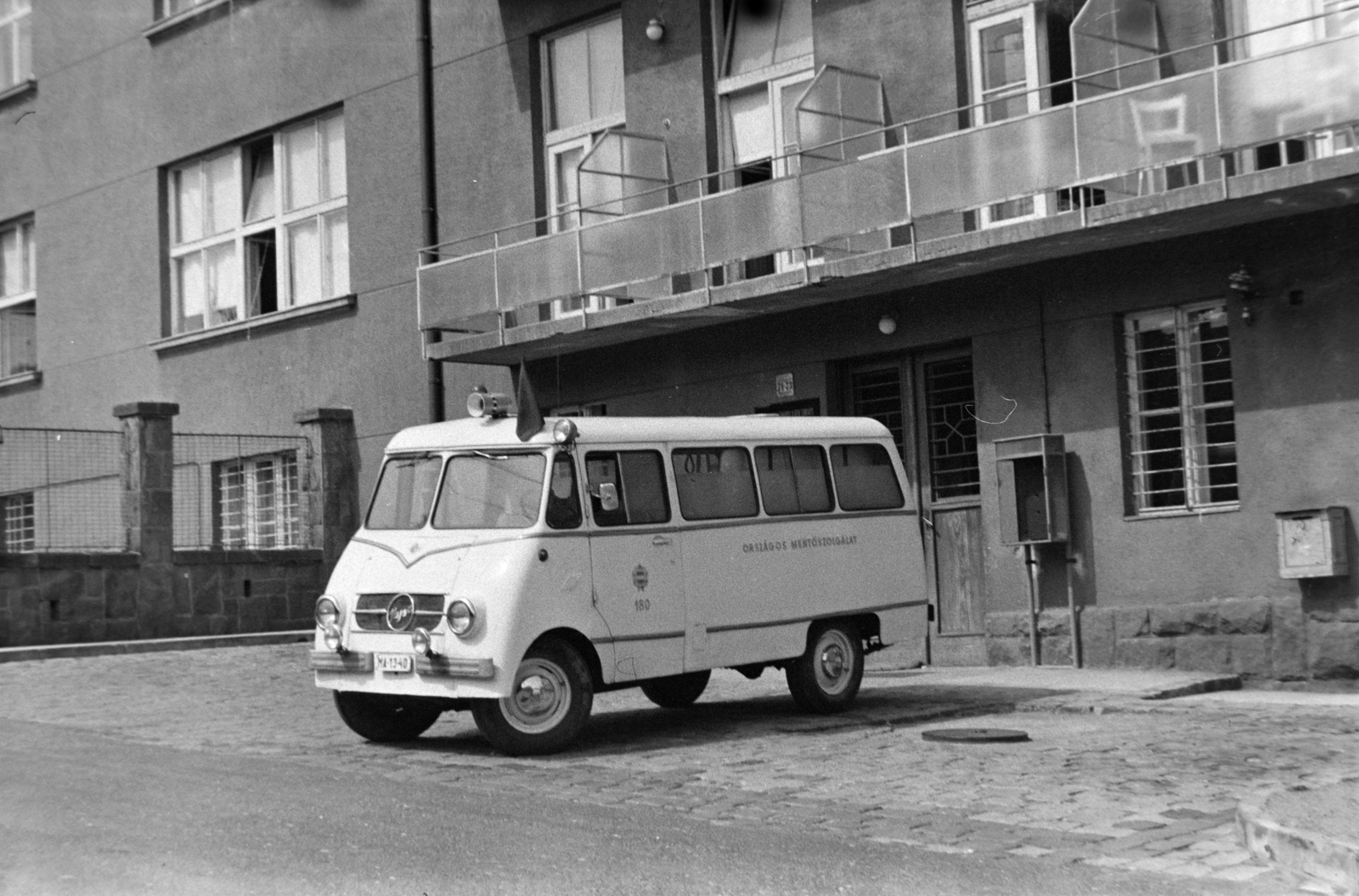 Hungary, Budapest II., Széher út 73-75., Széher úti kórház (egykor Szent Ferenc-rendi apácák kórháza, később Szent Ferenc Kórház)., 1969, Erős Péter, Budapest, ambulance, Nysa-brand, Fortepan #200459