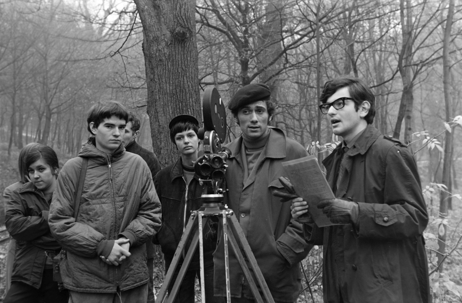 Hungary, Budapest, filmforgatás a Gyermekvasút (Úttörővasút) mellett. Középen Erős Péter operatőr és filmrendező., 1970, Erős Péter, woods, filming, movie camera, Fortepan #200476